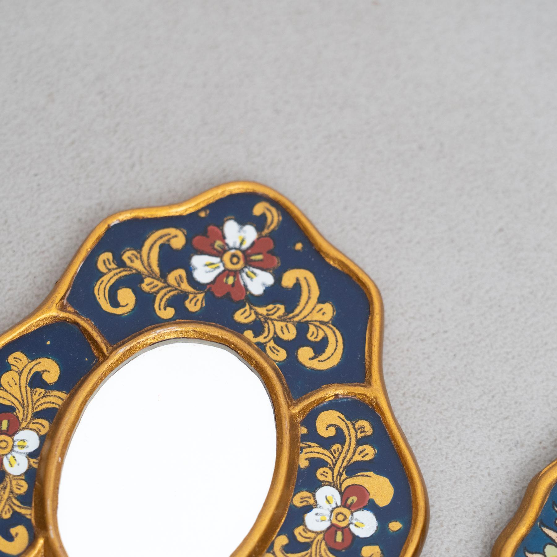 Ensemble de trois miroirs muraux péruviens vintage du milieu du siècle en bois peints à la main en vente 1