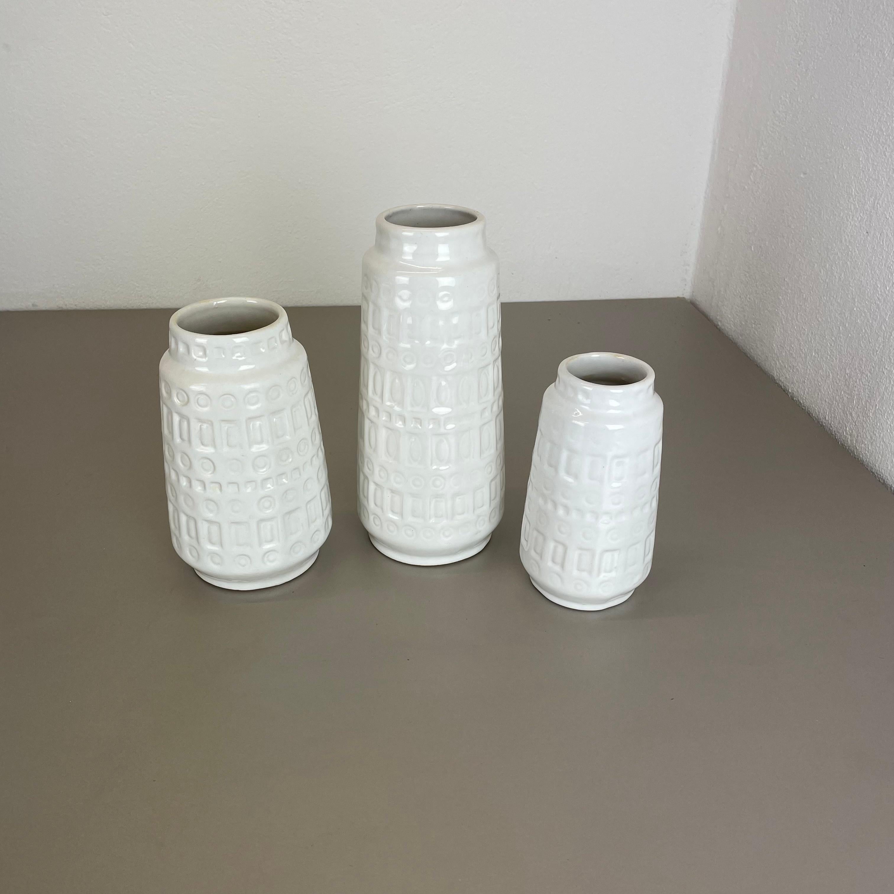 Artikel:

Satz von drei fetten Lavakunstvasen


Produzent:

Scheurich, Deutschland



Jahrzehnt:

1970s


Diese originalen Vintage-Vasen wurden in den 1970er Jahren in Deutschland hergestellt. Sie ist aus Keramik in fetter Lava-Optik gefertigt.