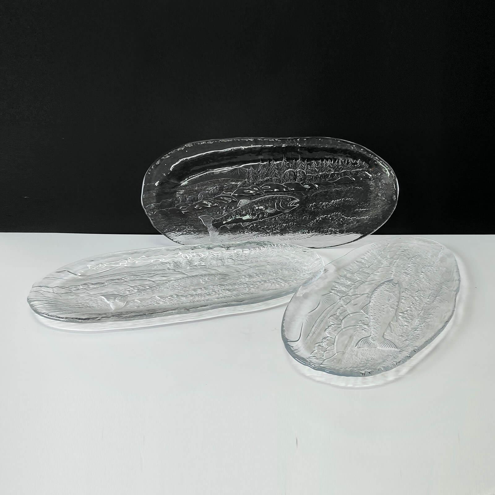 
Set of Three Vintage Salmon Platters, Glass, Paul Isling for Nybro Glasbruk, Sweden.
With original manufacturer labels. In excellent condition.

Dimensions:
55x24x2 cm
51x24x2 cm
49x24x2 cm