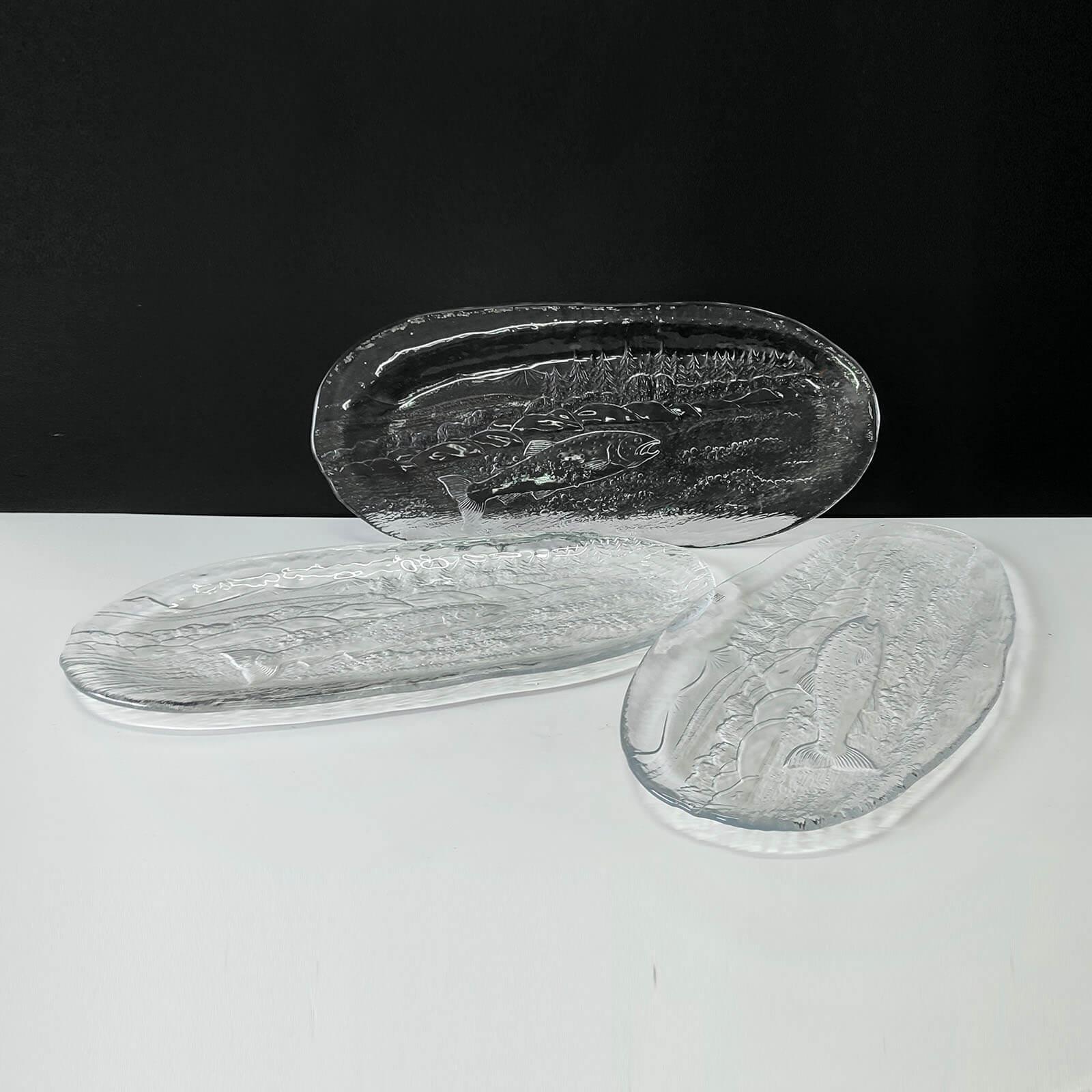 Paul Isling para Nybro Glasbruk, Suecia
Juego de tres platos salmón de vidrio gofrado, hacia la década de 1970
Con etiquetas originales del fabricante
Dimensiones:
55x24x2 cm
51x24x2 cm
49x24x2 cm
Un escultural trío de fuentes de vidrio prensado