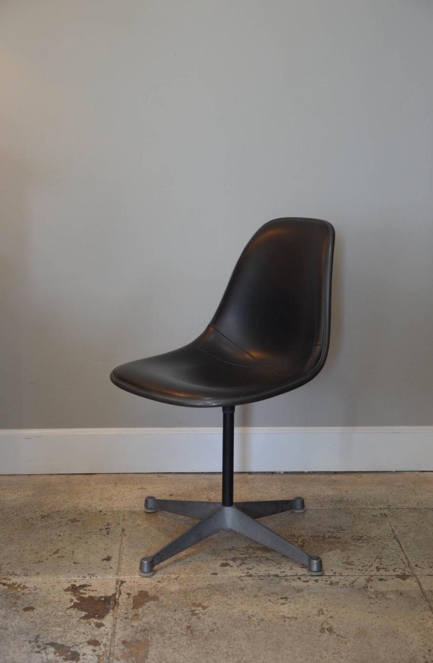 Set of Three Vintage Swiveling Chairs by Eames for Herman Miller In Good Condition For Sale In Los Angeles, CA