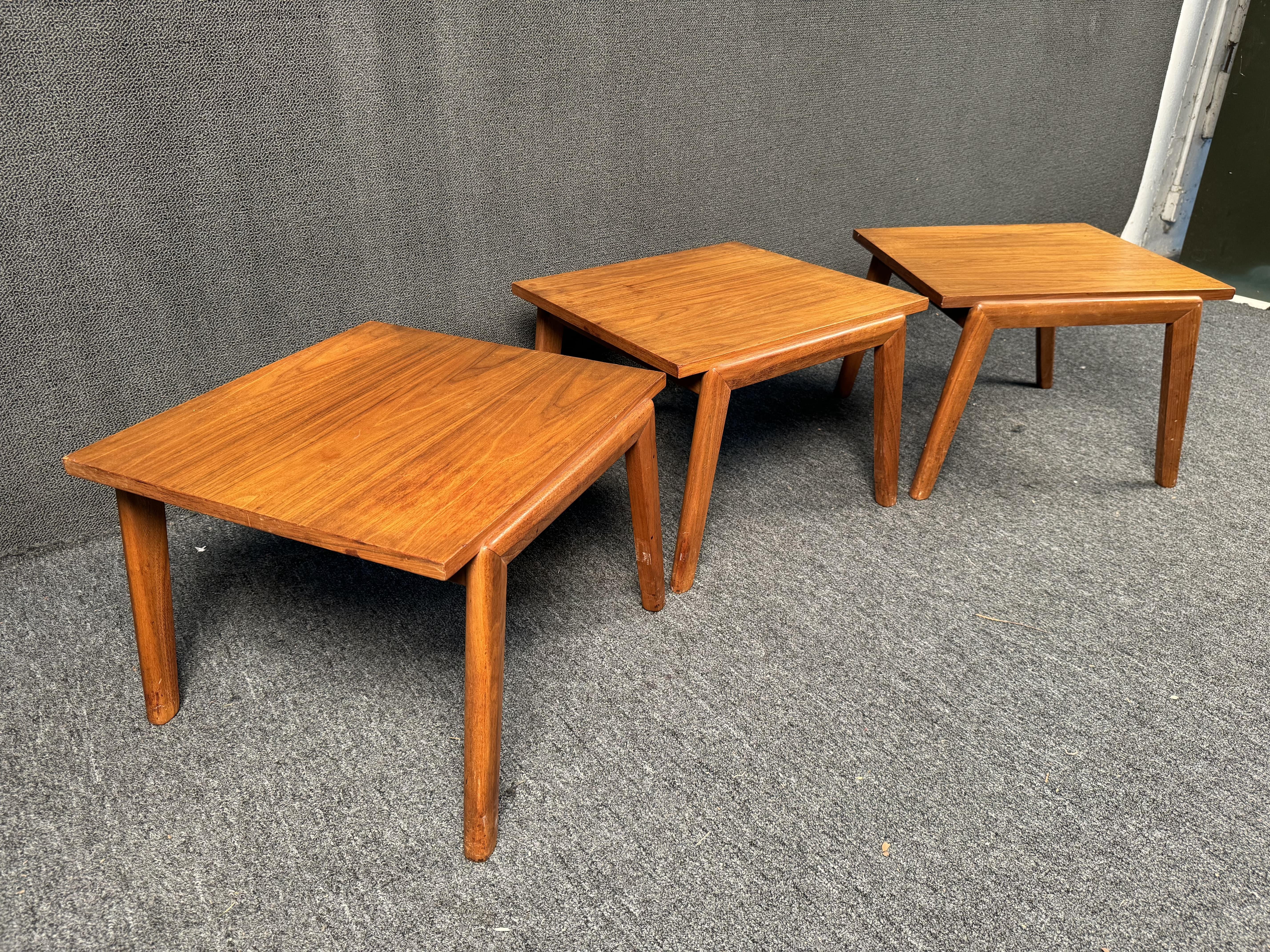 Satz von drei Endtischen aus Teakholz im Vintage-Stil im Angebot 6