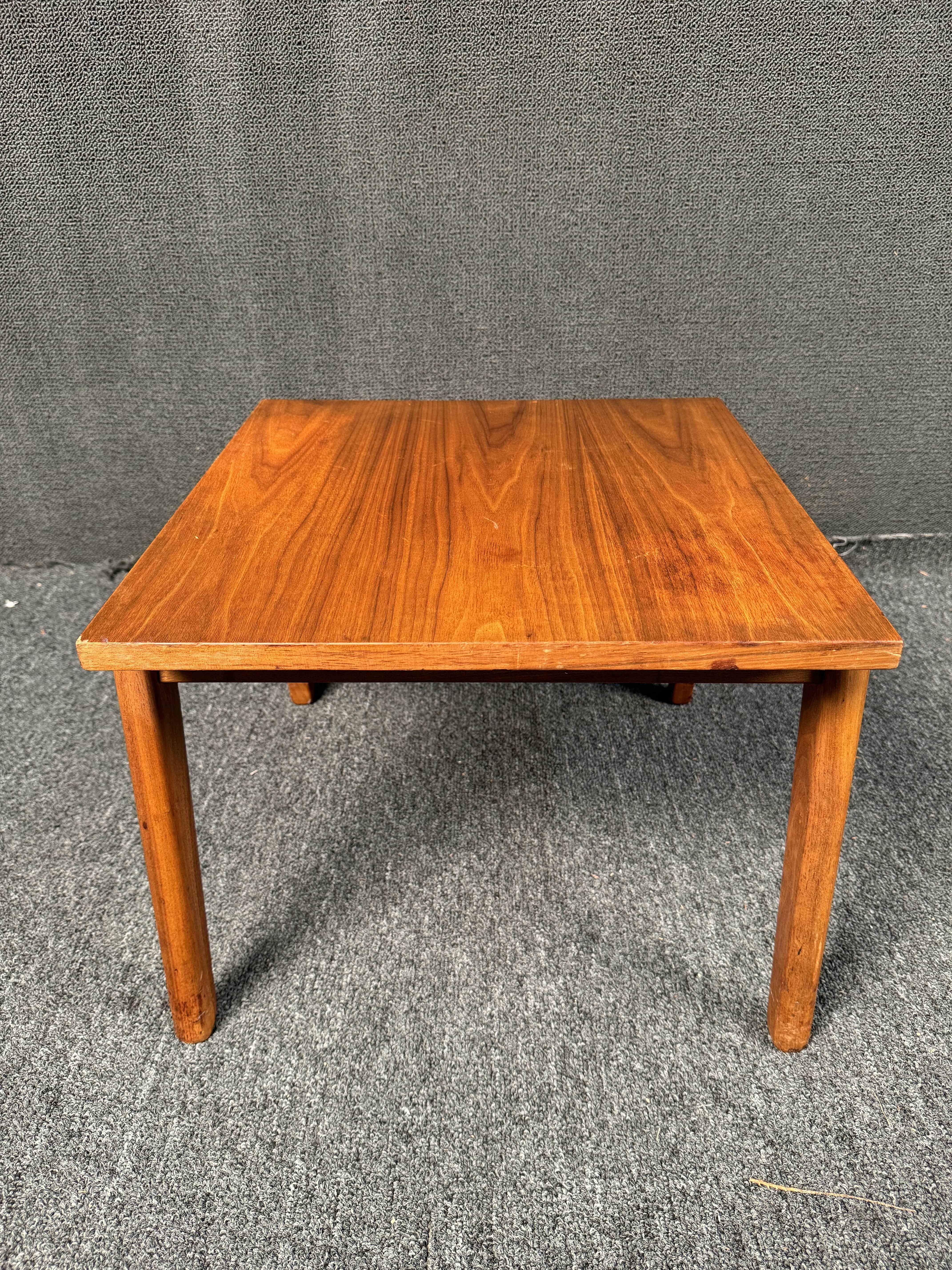 Satz von drei Endtischen aus Teakholz im Vintage-Stil im Angebot 9