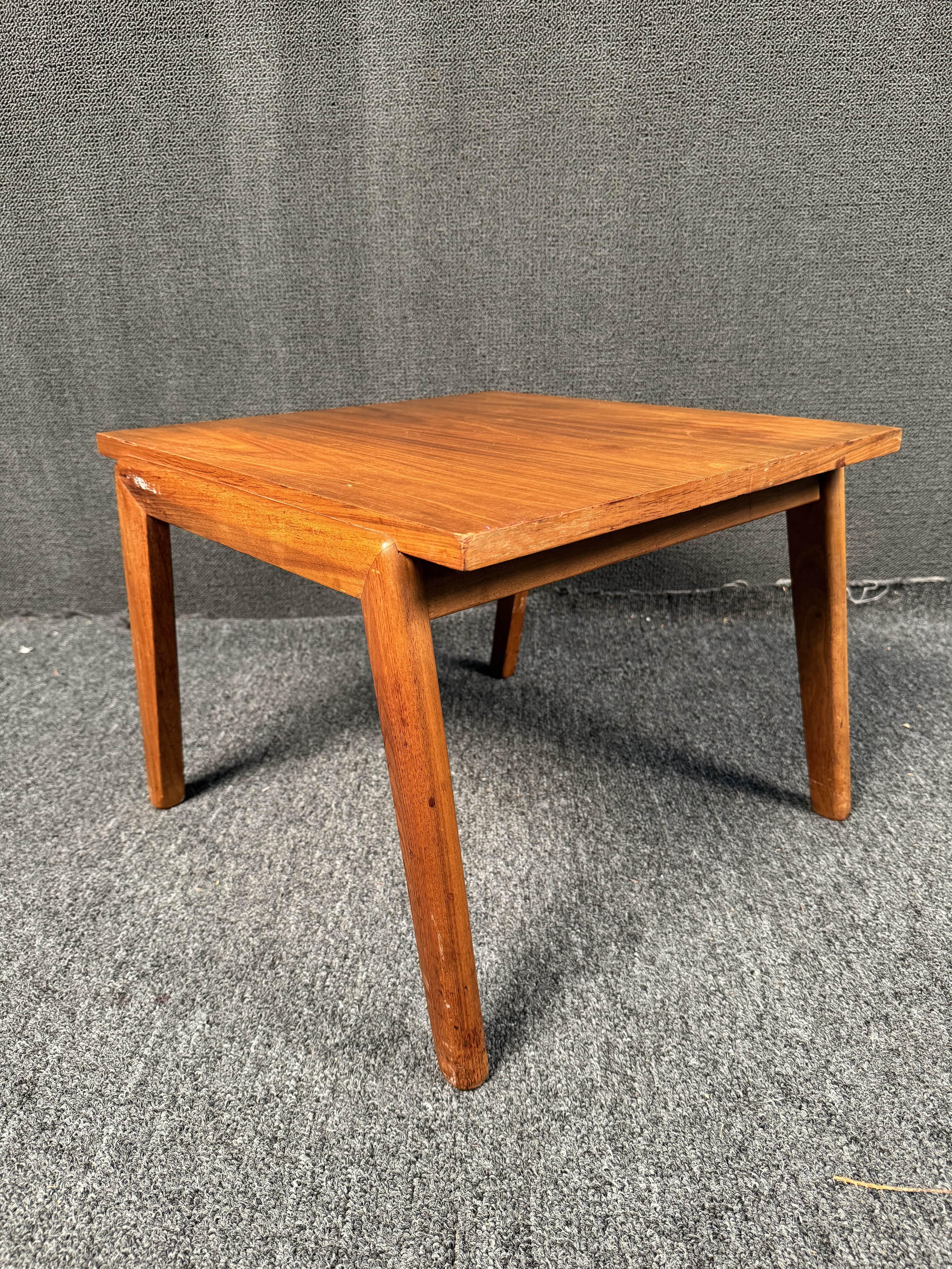 Satz von drei Endtischen aus Teakholz im Vintage-Stil im Angebot 10