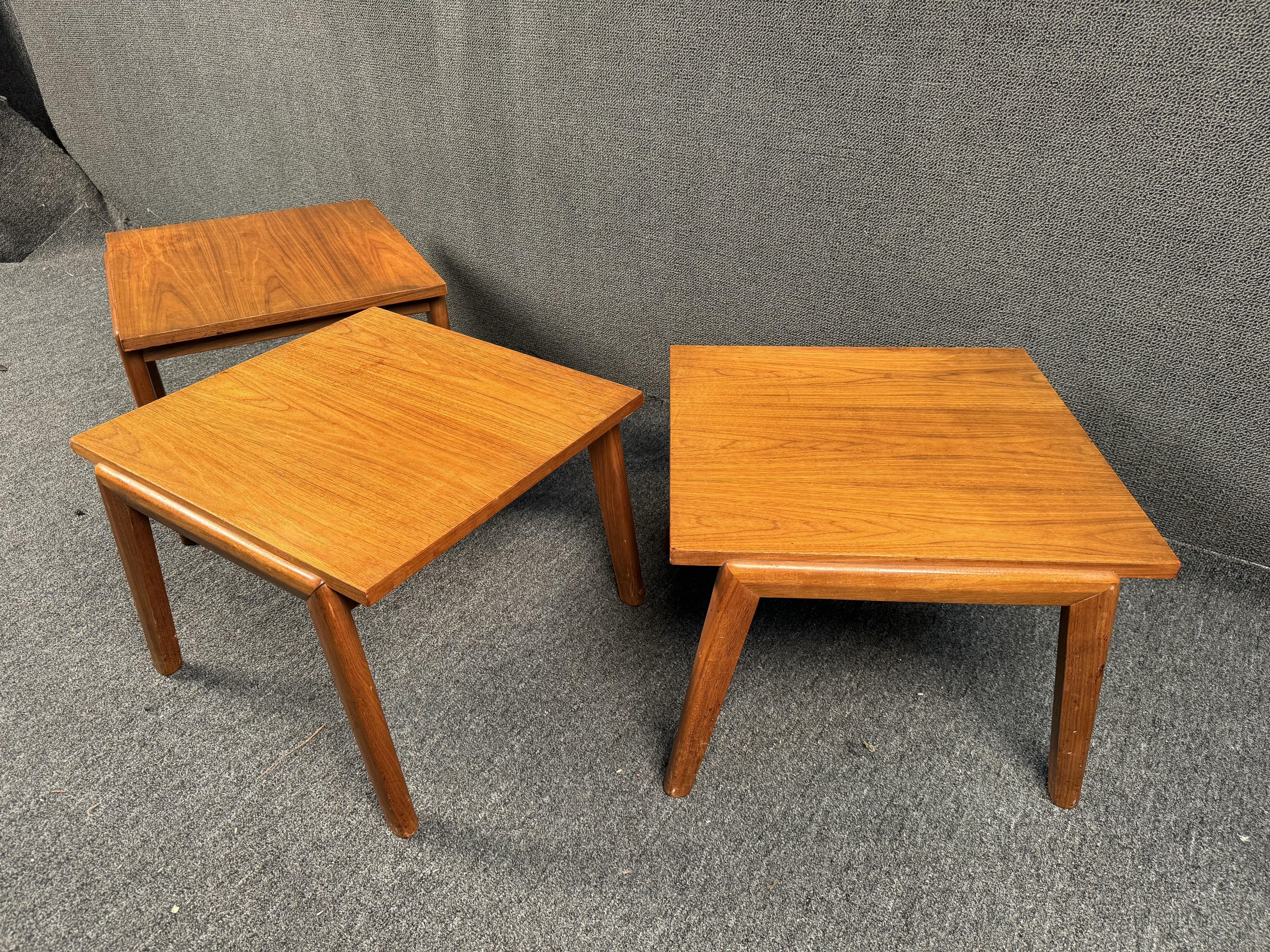 Satz von drei Endtischen aus Teakholz im Vintage-Stil im Zustand „Gut“ im Angebot in Brooklyn, NY