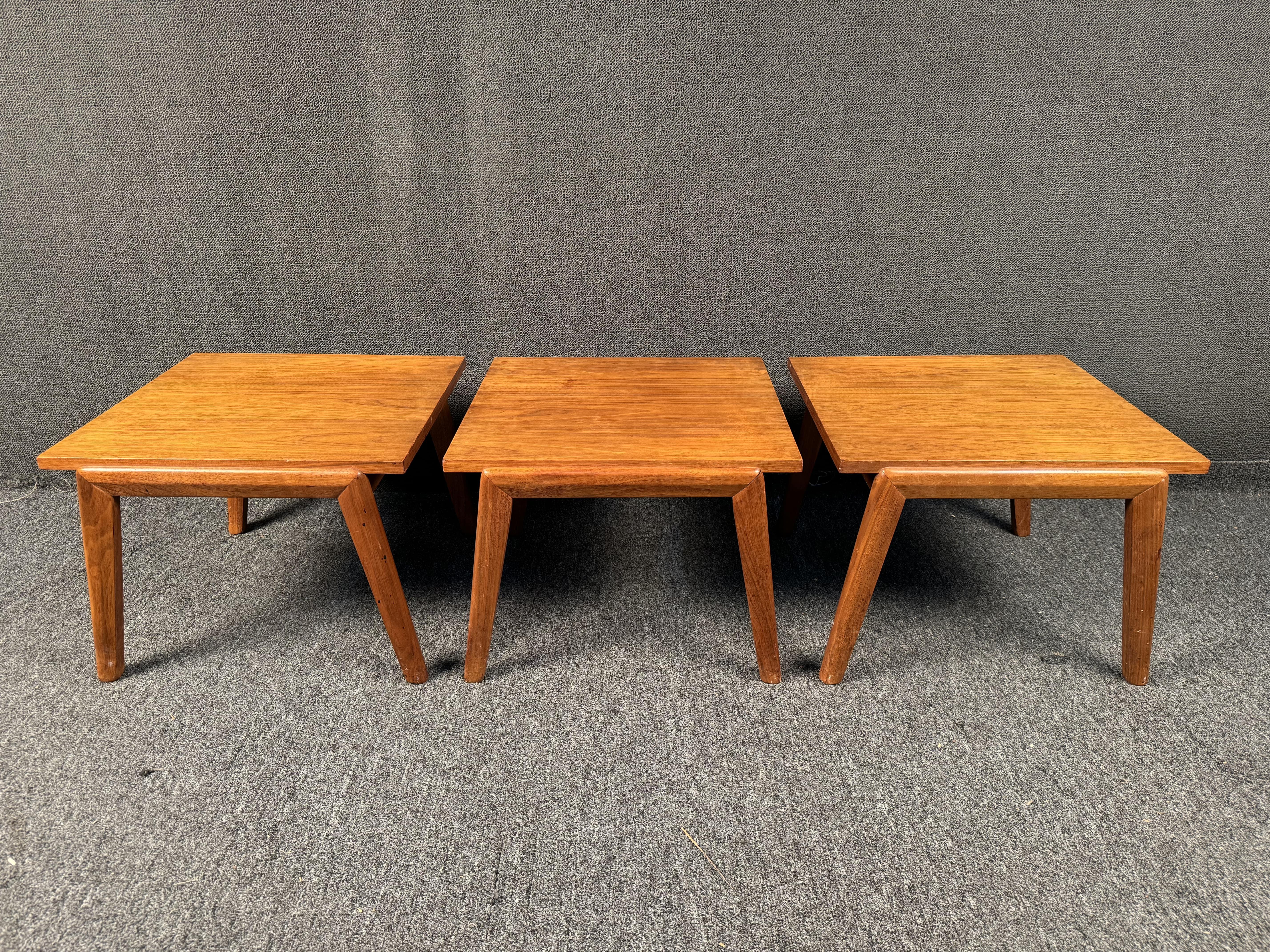Satz von drei Endtischen aus Teakholz im Vintage-Stil (Holz) im Angebot