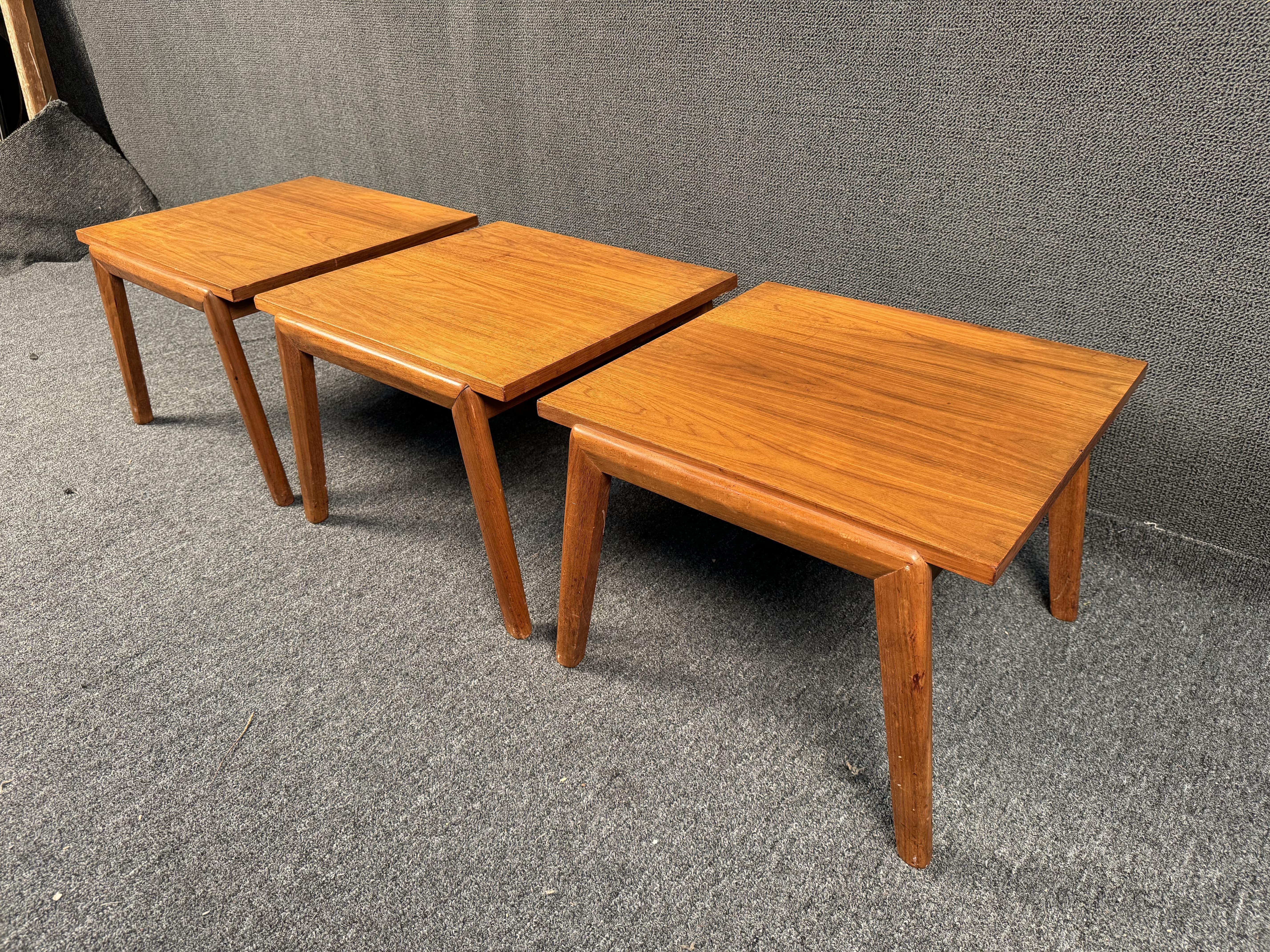 Satz von drei Endtischen aus Teakholz im Vintage-Stil im Angebot 1