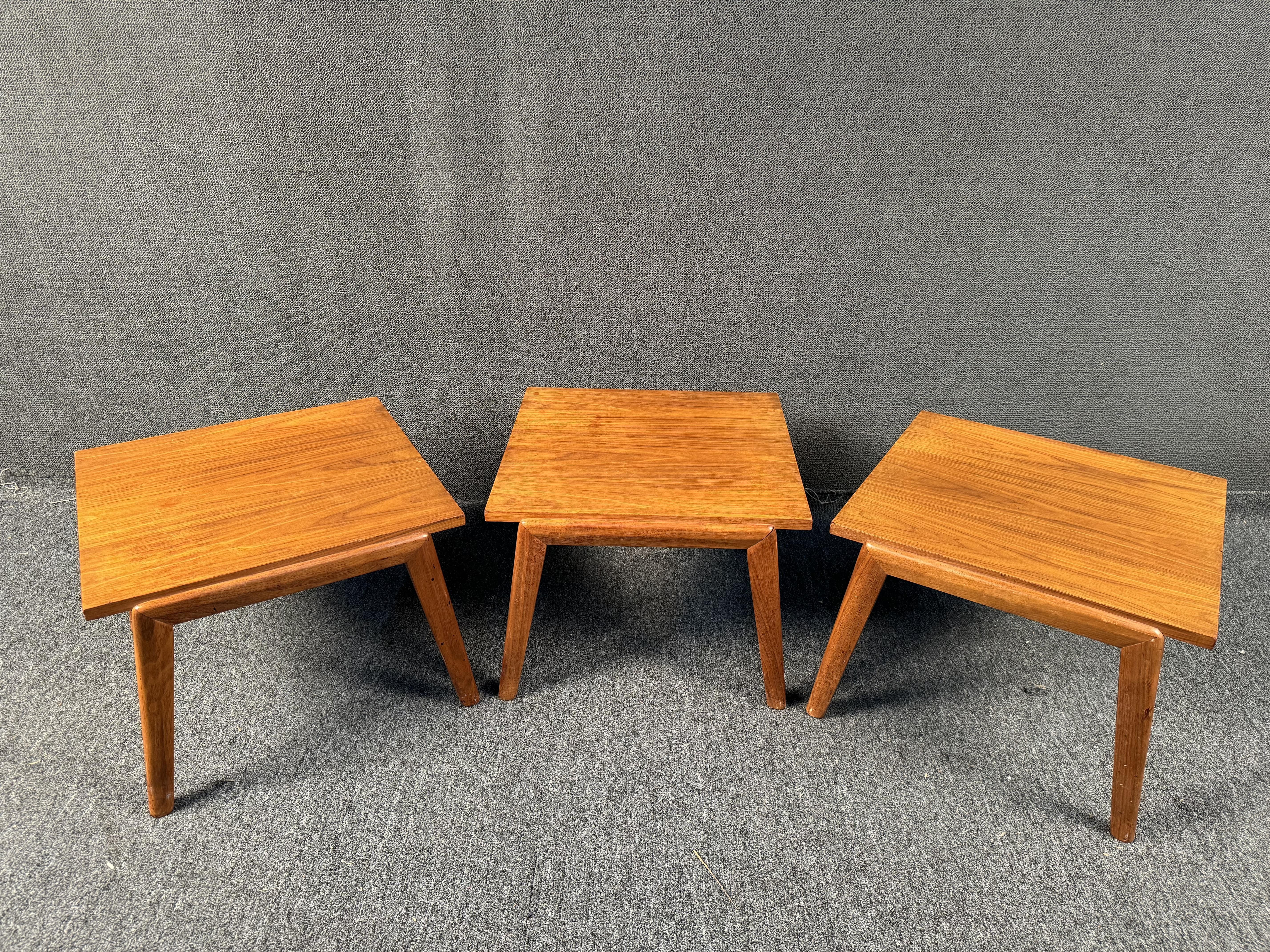 Satz von drei Endtischen aus Teakholz im Vintage-Stil im Angebot 3