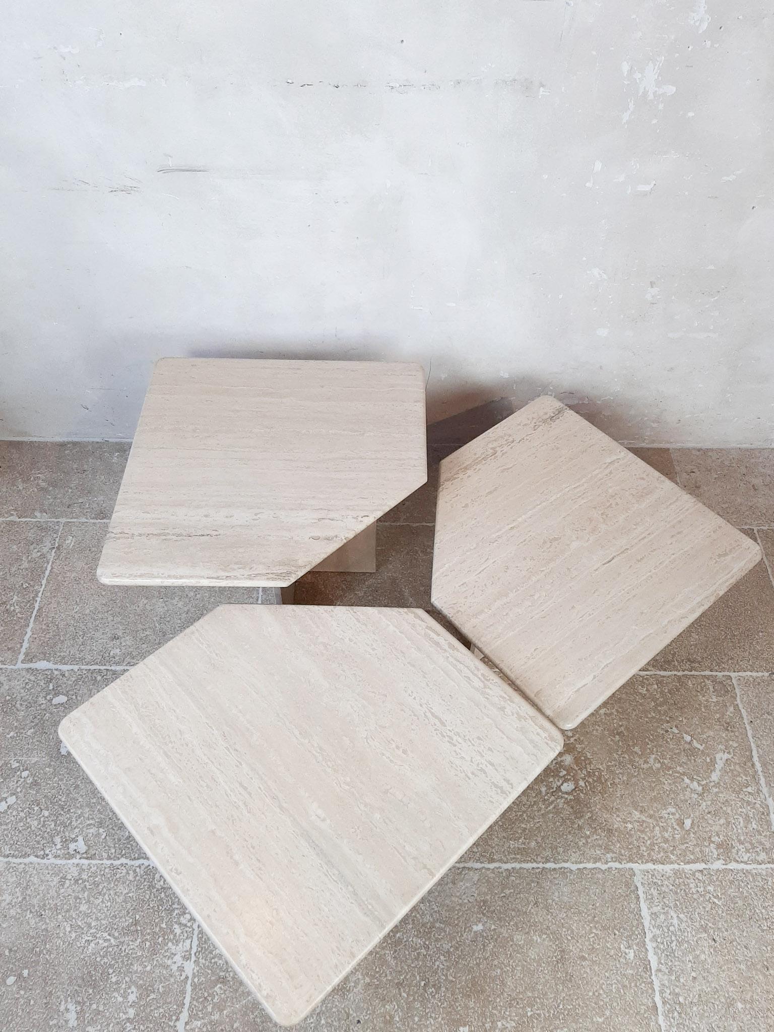 Set of 3 Hollywood Regency, vintage design travertine coffee tables or side tables, to be used as a group. From the 70s.

Measures: L 60 x W 60 cm
in 3 heights: 40 cm, 35 cm and 30 cm.