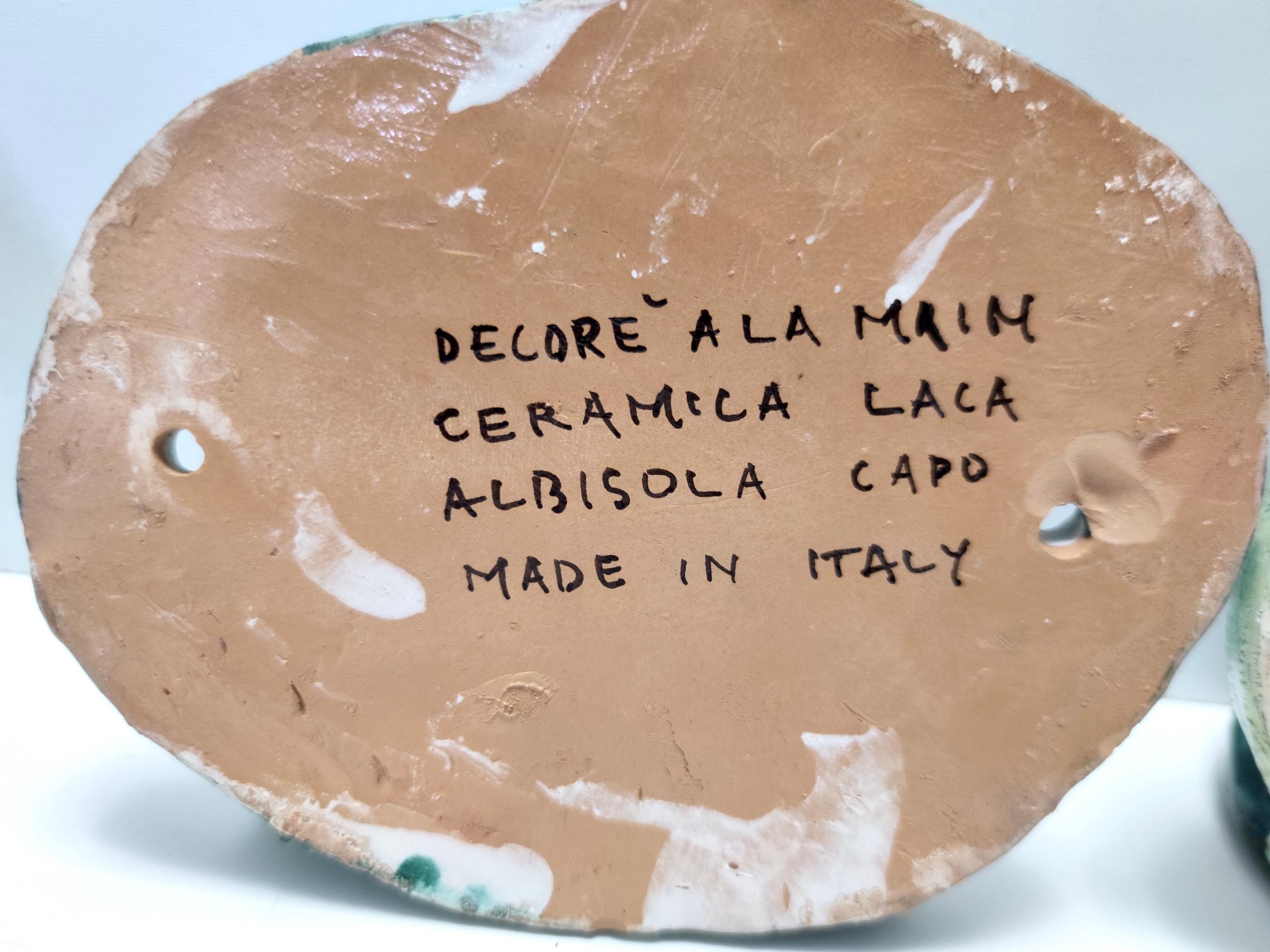 Set von drei handbemalten Albisola-Wandbeschlägen aus Steingut mit Kapuze, Italien (Italienisch) im Angebot