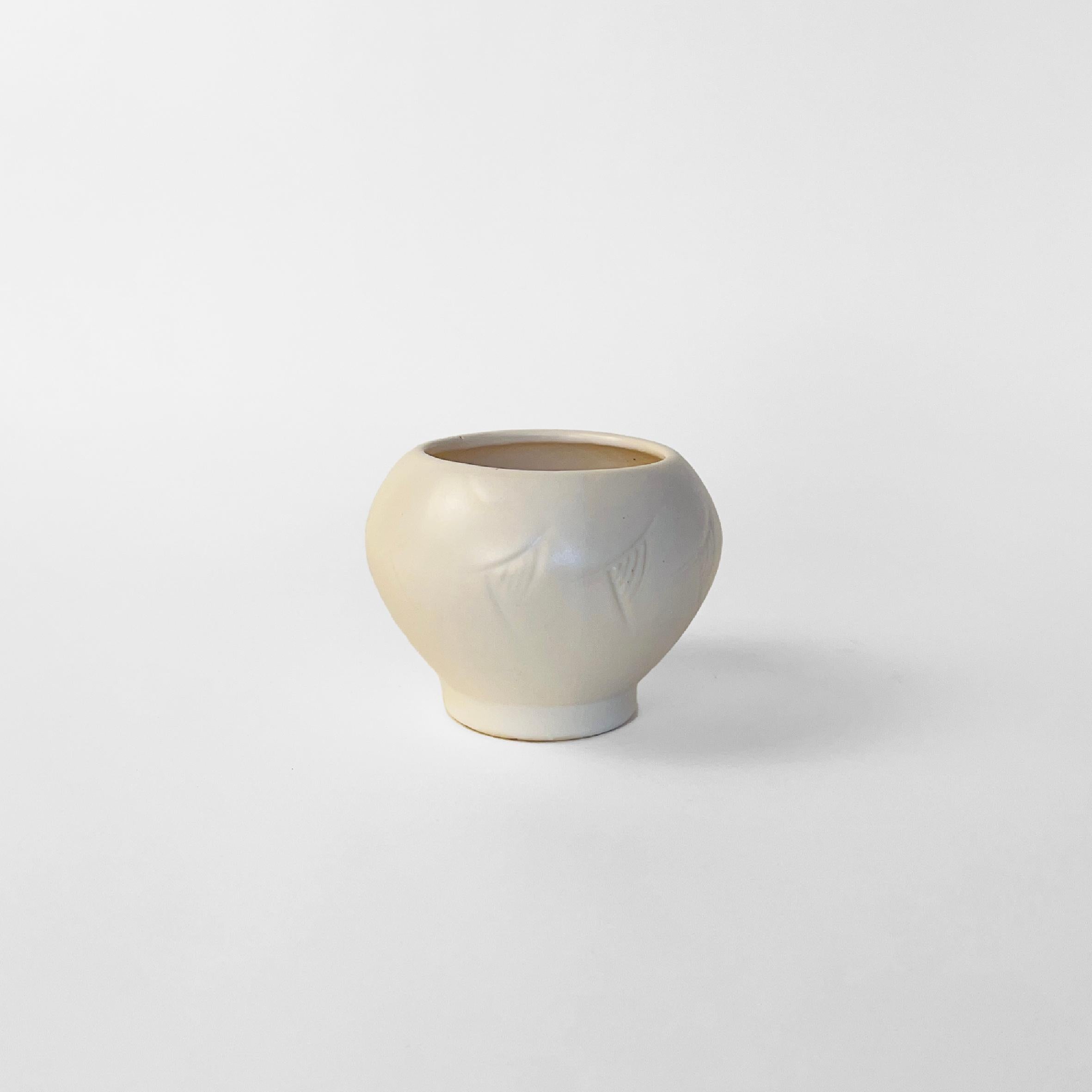 Ensemble de trois vases vintage en céramique blanche. Fabriqué par Floraline USA, années 1960 en vente 2