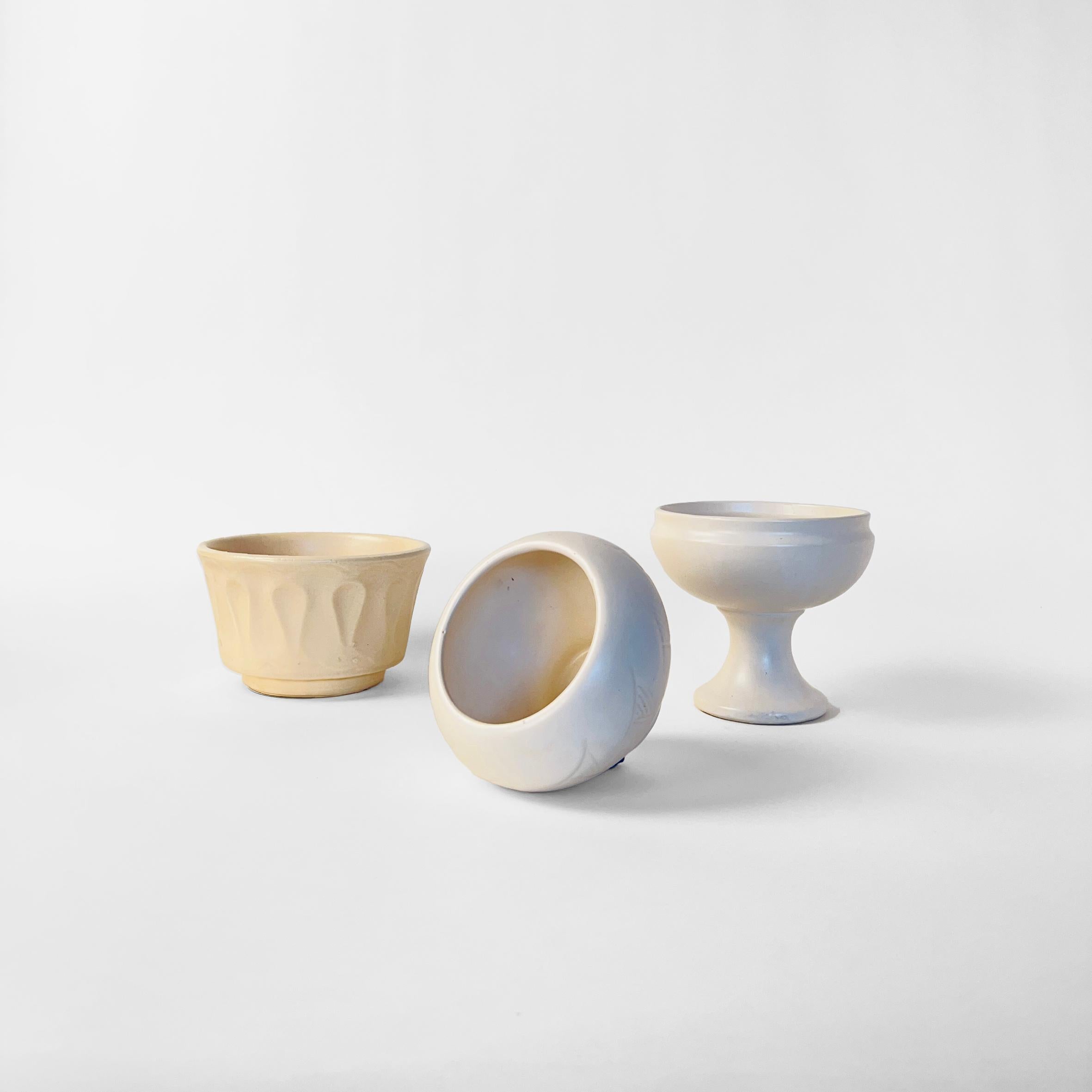 Mid-Century Modern Ensemble de trois vases vintage en céramique blanche. Fabriqué par Floraline USA, années 1960 en vente