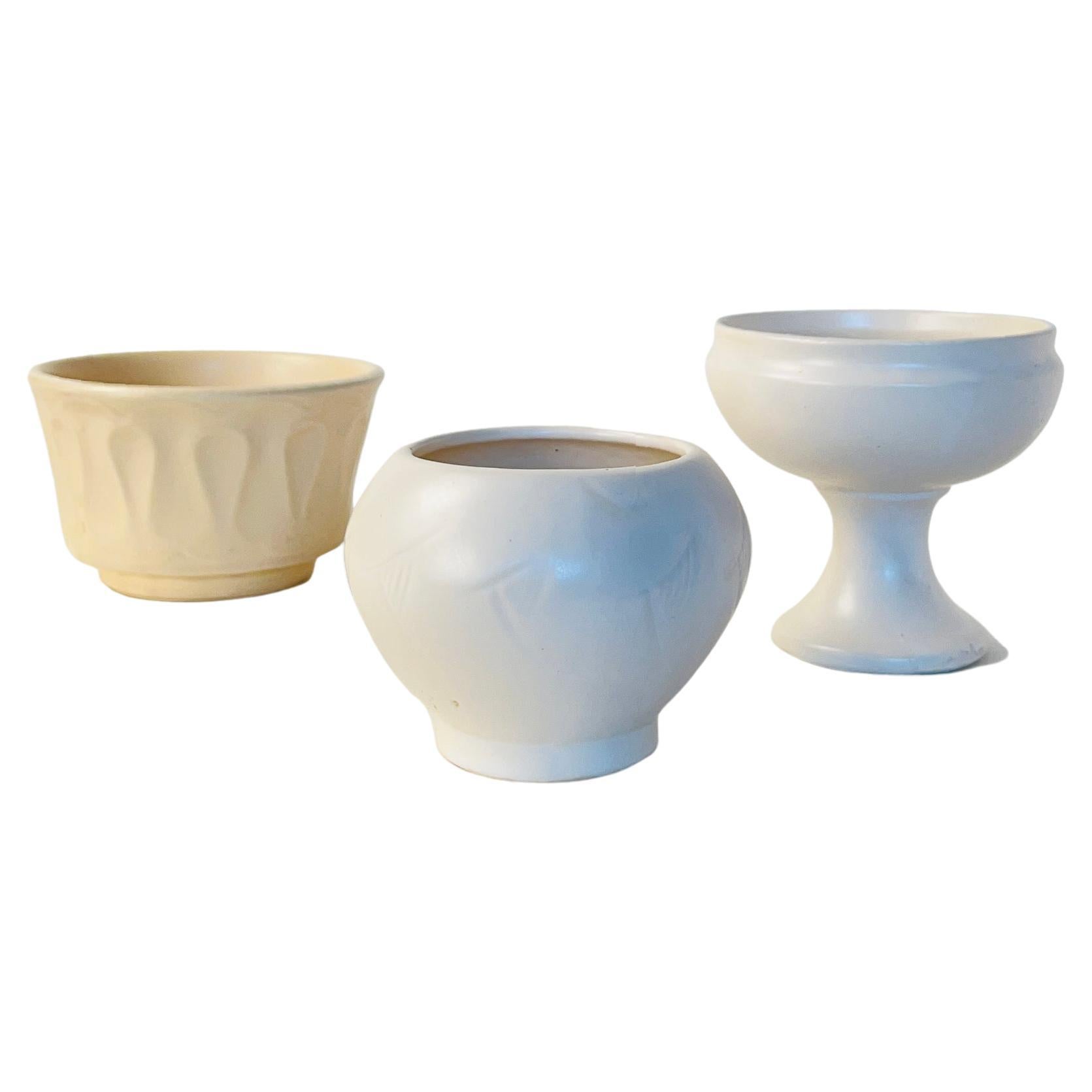 Ensemble de trois vases vintage en céramique blanche. Fabriqué par Floraline USA, années 1960