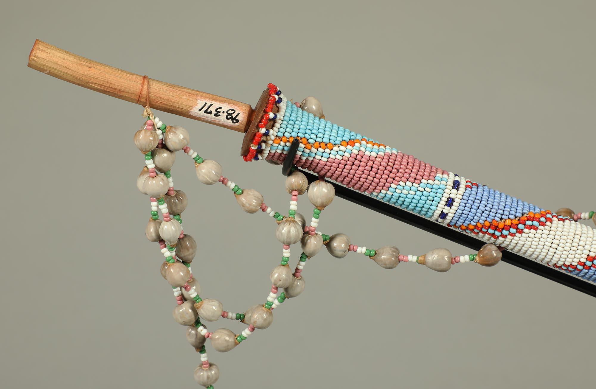 Ensemble de trois pipes vintage Zulu longues en bois sur supports personnalisés perles Afrique du Sud en vente 2