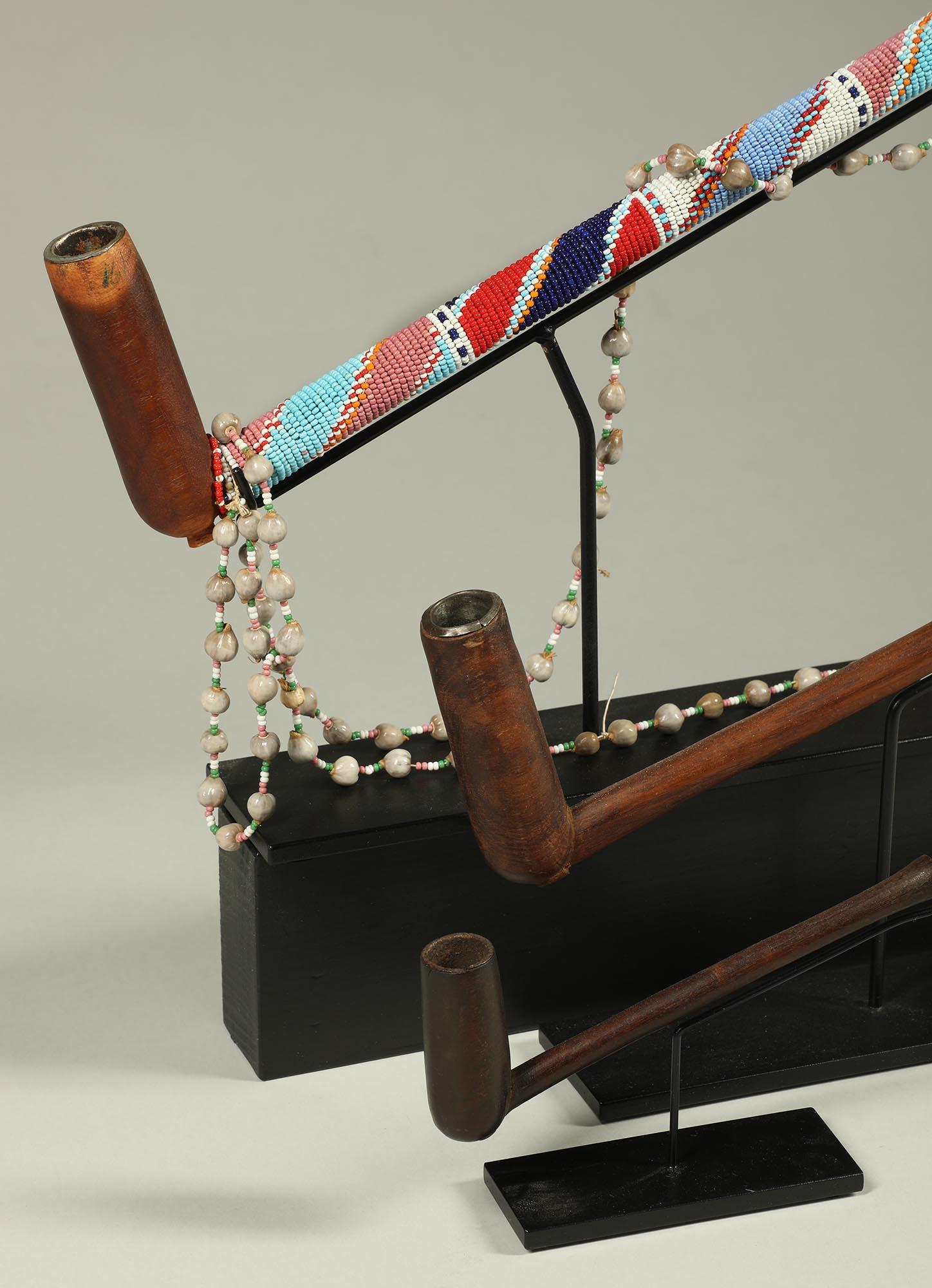 Set von drei langen Zulu-Holzpfeifen im Vintage-Stil auf maßgefertigten Ständern mit Perlen, Südafrika (Malisch) im Angebot