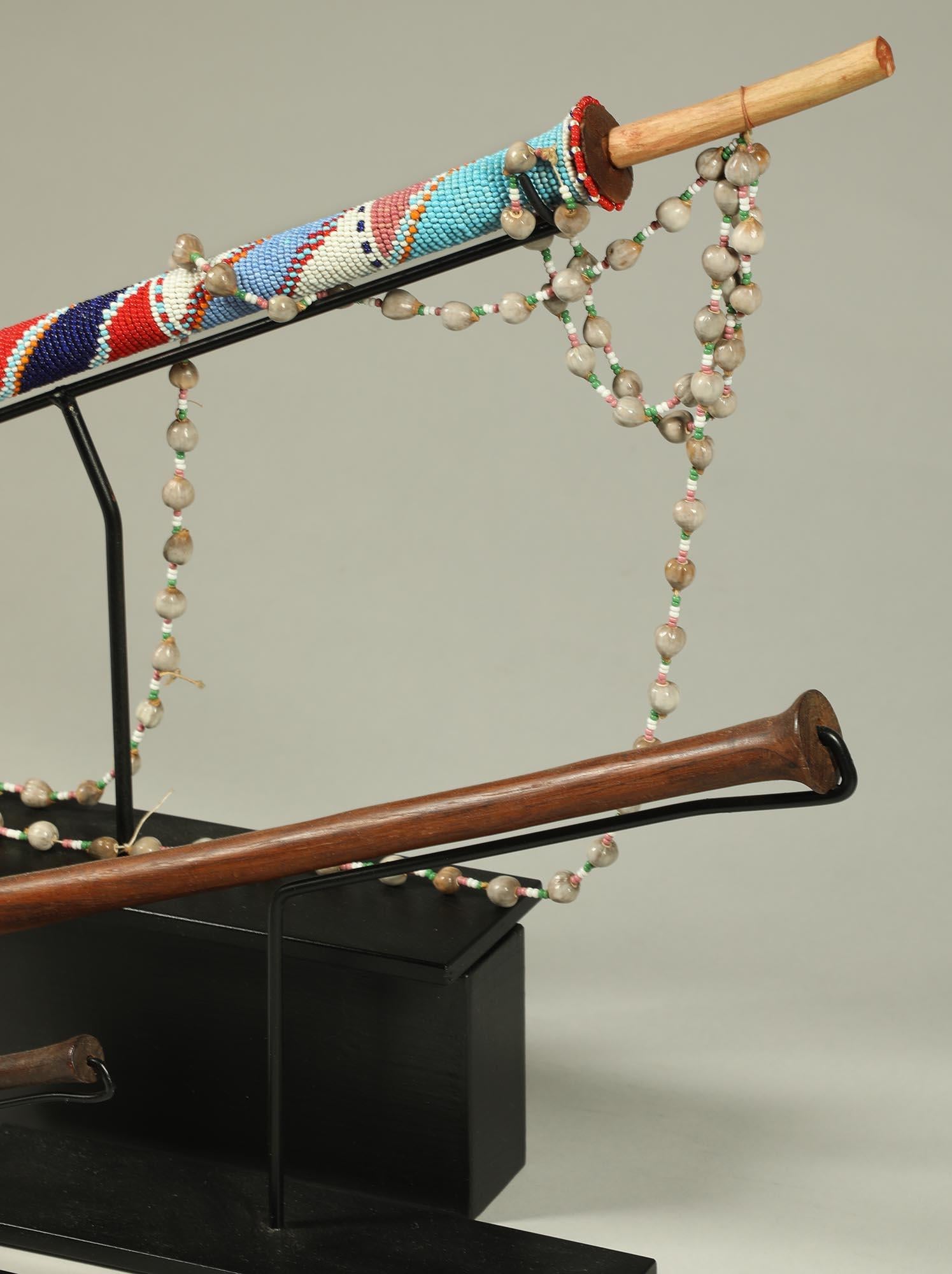 Set von drei langen Zulu-Holzpfeifen im Vintage-Stil auf maßgefertigten Ständern mit Perlen, Südafrika (Handgeschnitzt) im Angebot