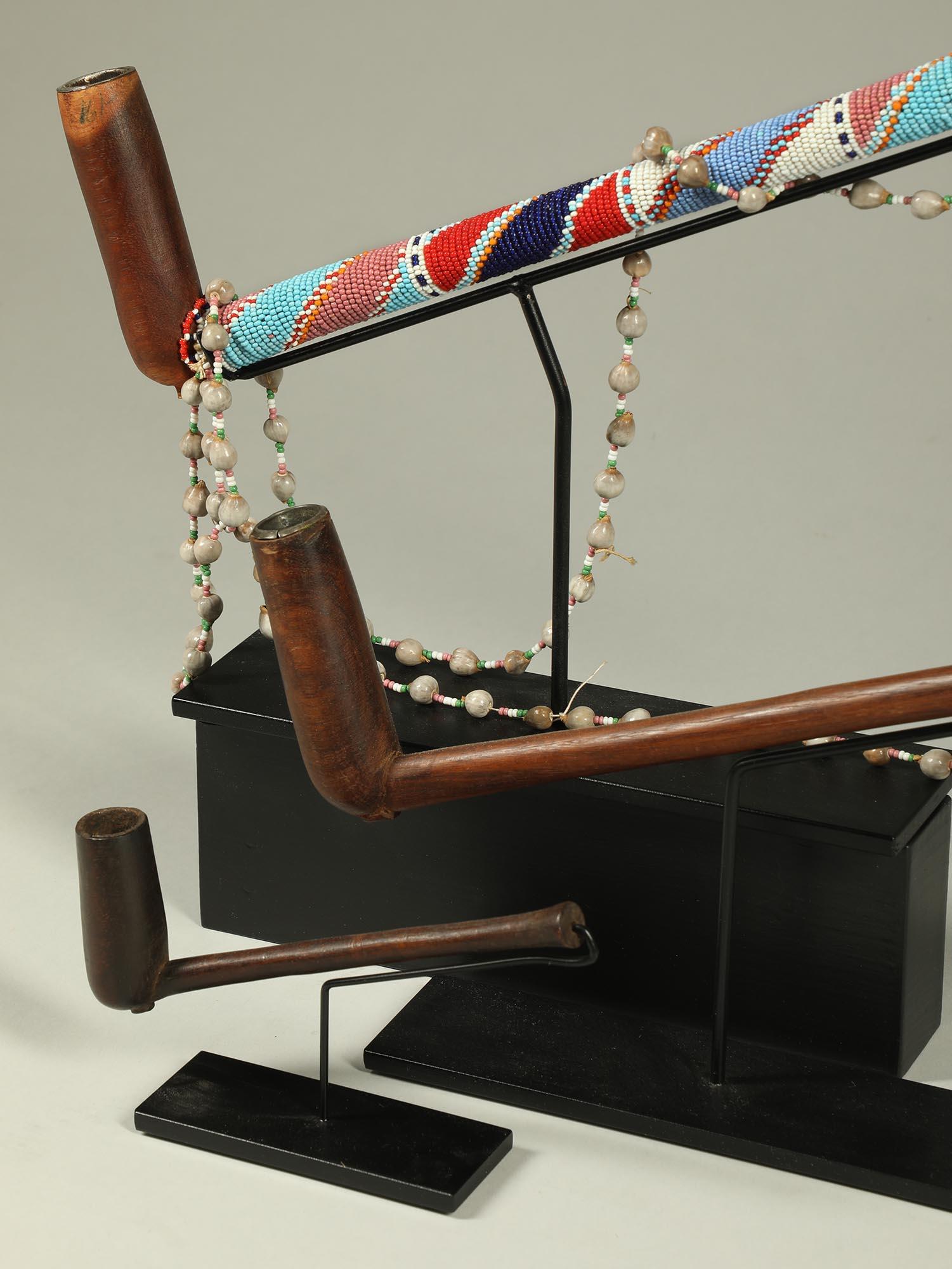 Ensemble de trois pipes vintage Zulu longues en bois sur supports personnalisés perles Afrique du Sud État moyen - En vente à Point Richmond, CA