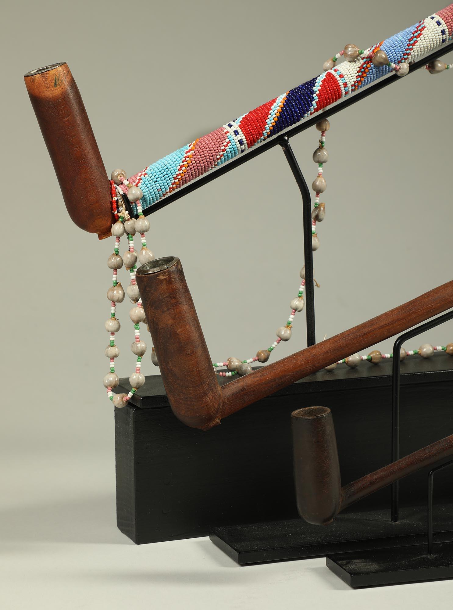 XX secolo Set di tre pipe lunghe in Wood Zulu's d'epoca su supporti personalizzati Perline Sud Africa in vendita