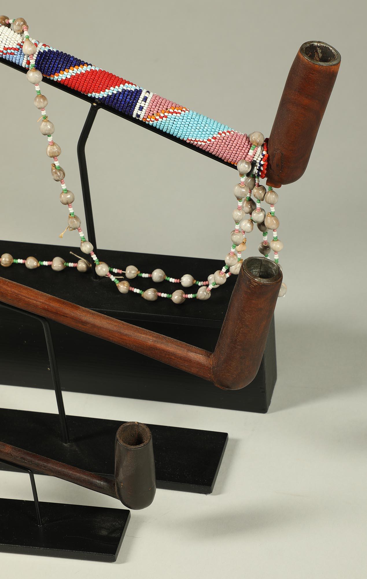 Set von drei langen Zulu-Holzpfeifen im Vintage-Stil auf maßgefertigten Ständern mit Perlen, Südafrika im Angebot 2