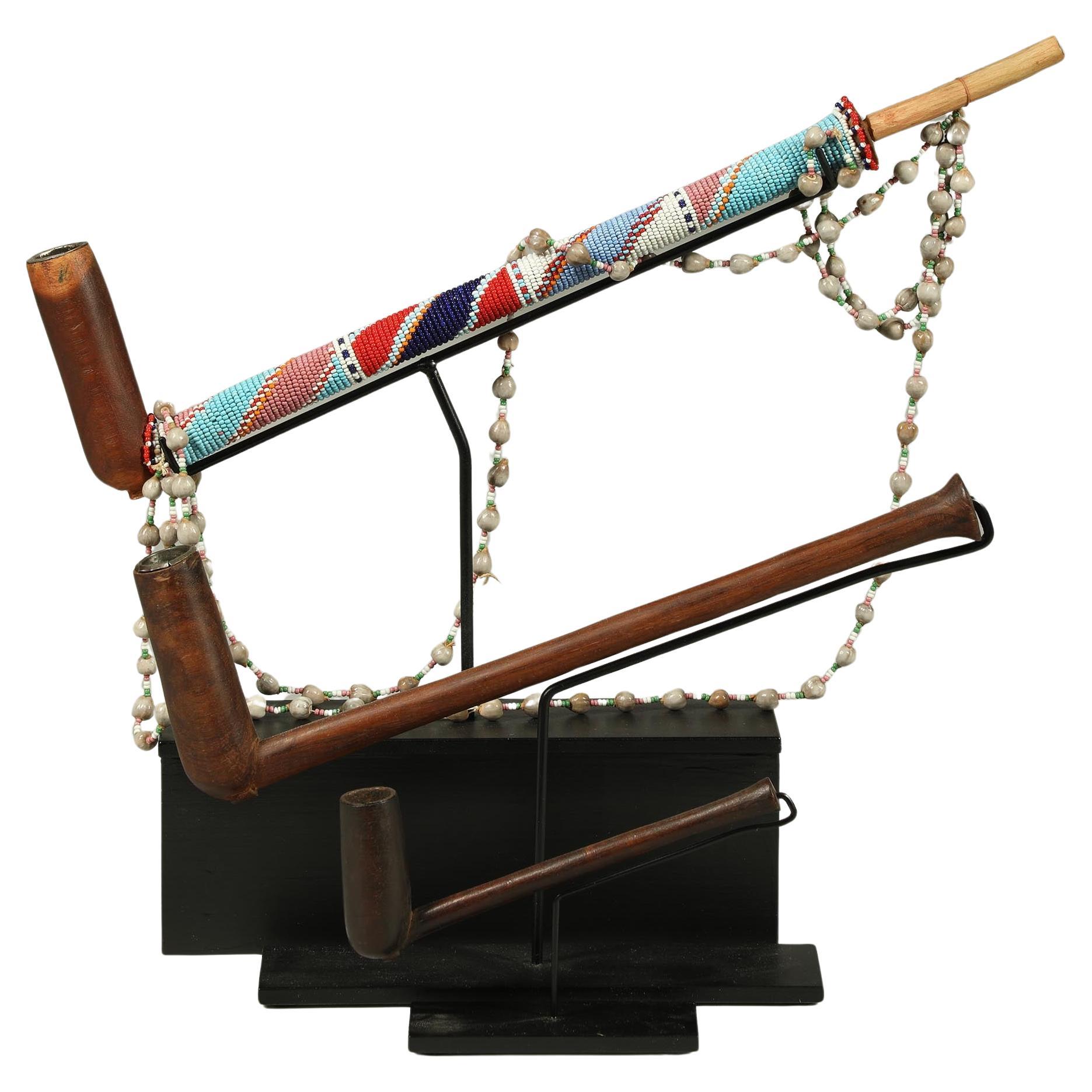 Ensemble de trois pipes vintage Zulu longues en bois sur supports personnalisés perles Afrique du Sud en vente
