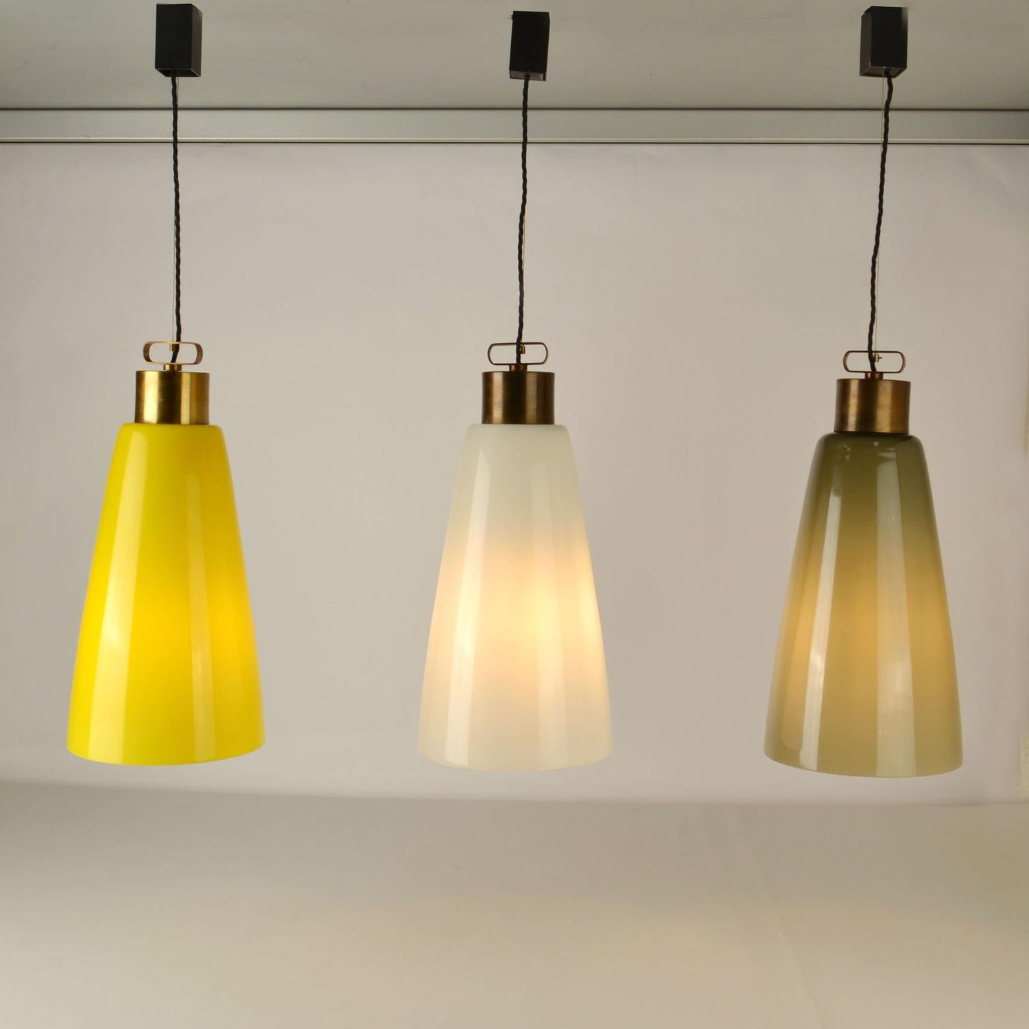 Mid-Century moderno Set di tre lampade a sospensione a forma di campana Vistosi in vetro di Murano e ottone in vendita