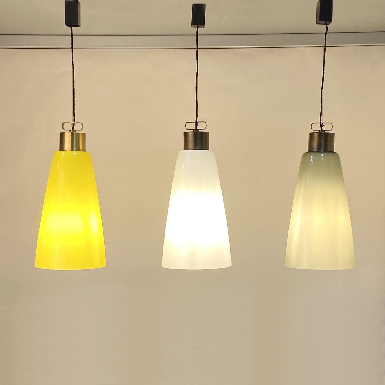 Italiano Set di tre lampade a sospensione a forma di campana Vistosi in vetro di Murano e ottone in vendita