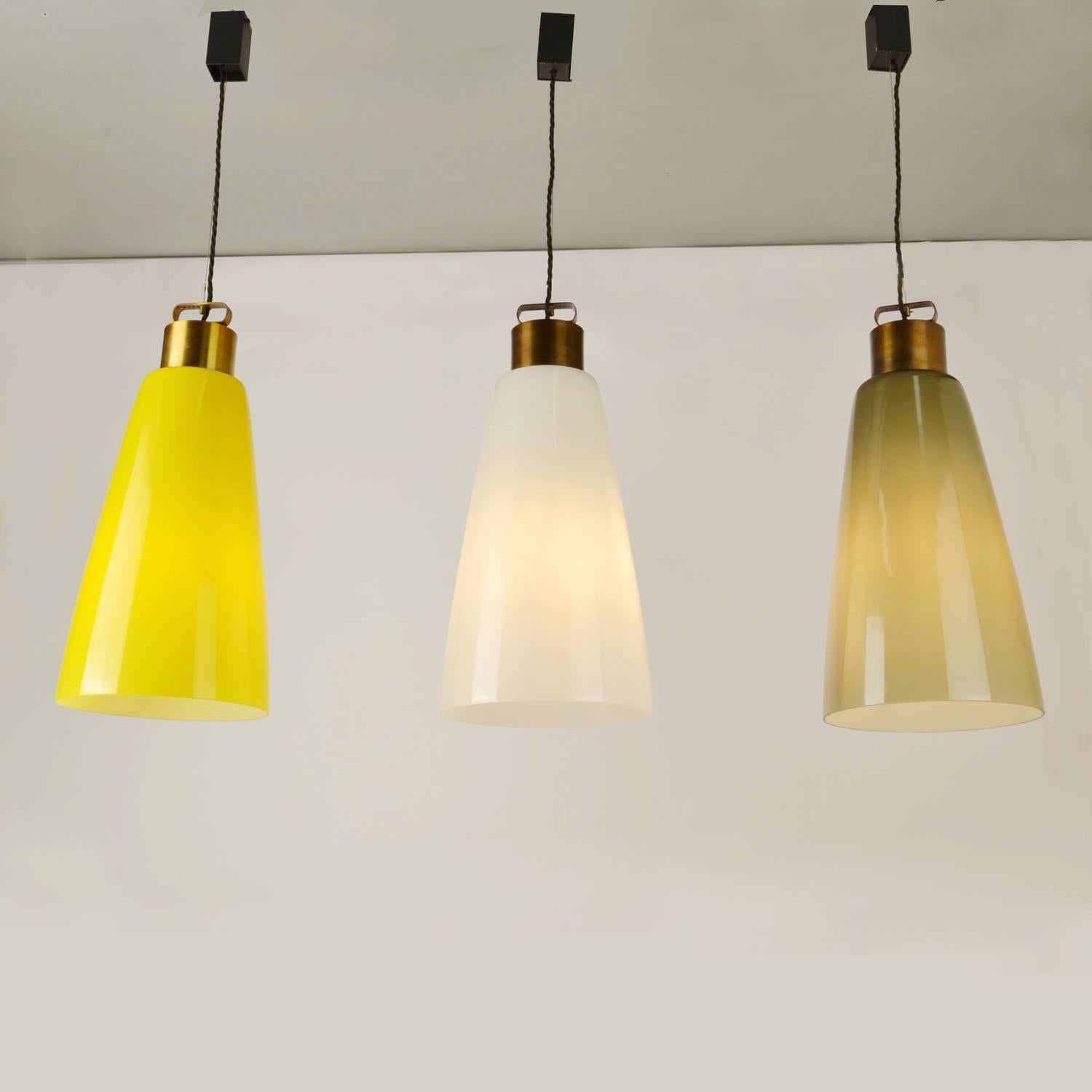 Set di tre lampade a sospensione a forma di campana Vistosi in vetro di Murano e ottone In condizioni ottime in vendita a London, GB