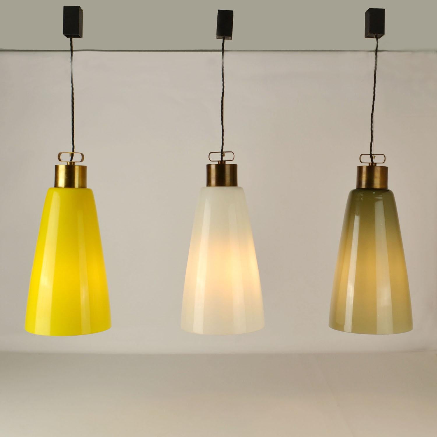 Metà XX secolo Set di tre lampade a sospensione a forma di campana Vistosi in vetro di Murano e ottone in vendita