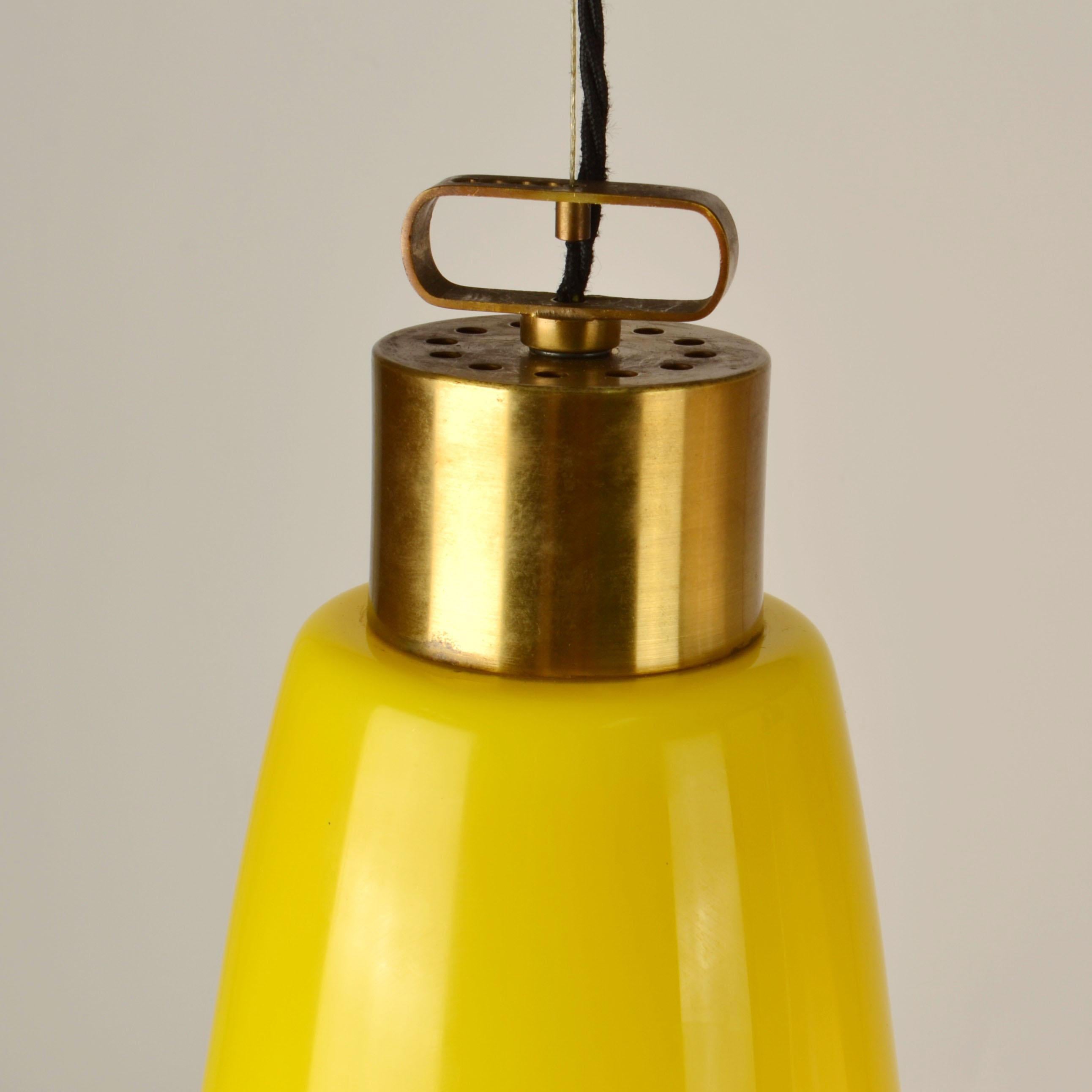 Metallo Set di tre lampade a sospensione a forma di campana Vistosi in vetro di Murano e ottone in vendita