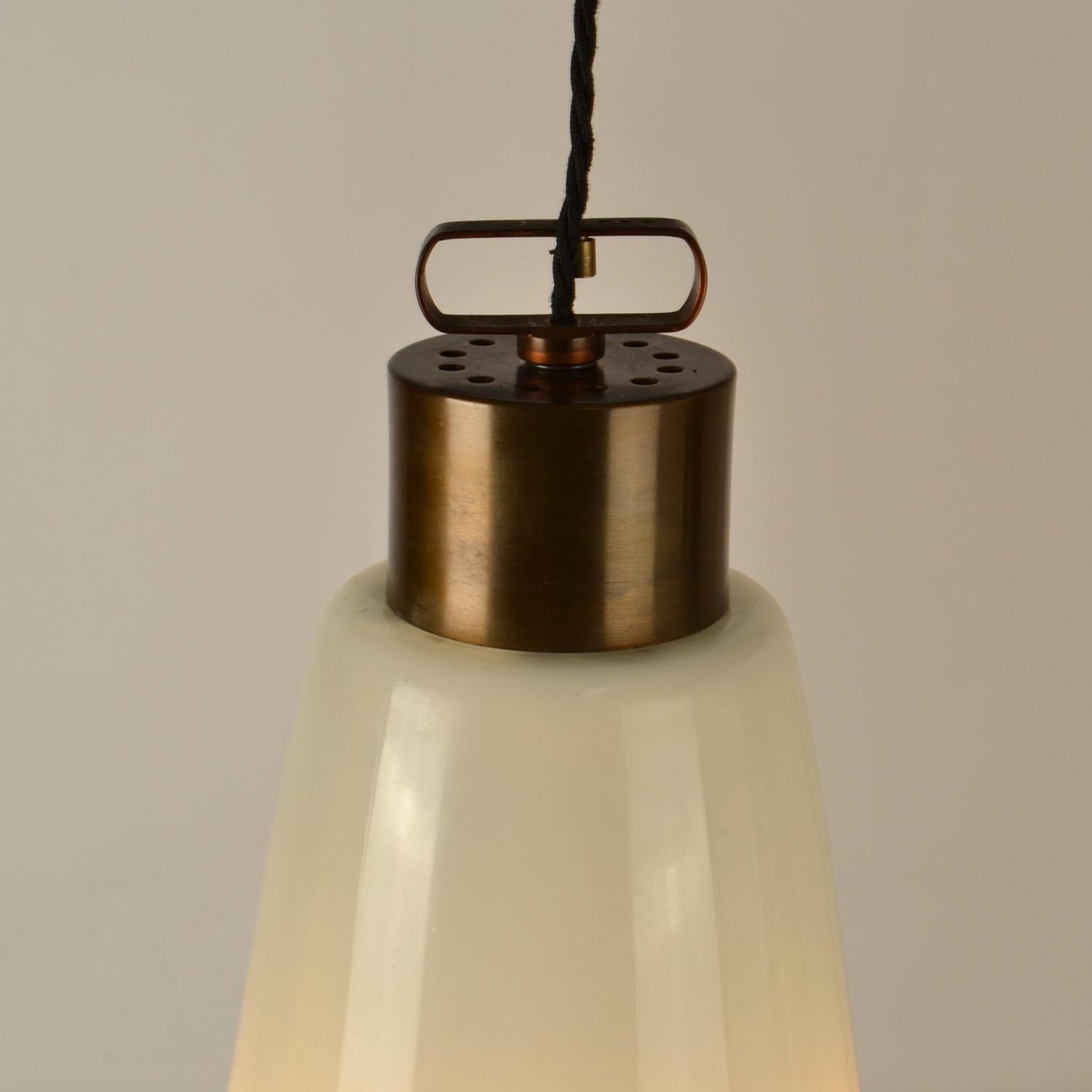 Set di tre lampade a sospensione a forma di campana Vistosi in vetro di Murano e ottone in vendita 1
