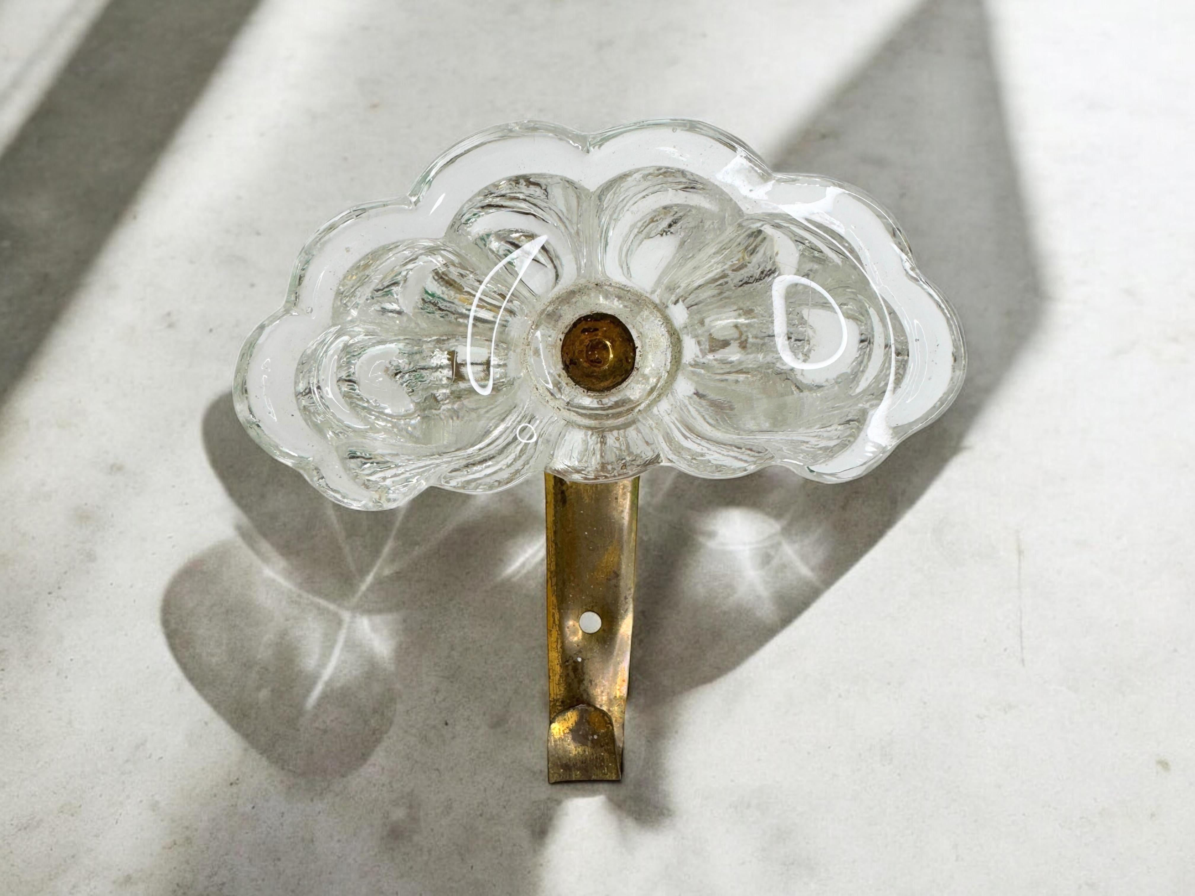 Set di tre appendiabiti da parete, vetro di Murano e ottone, metà del secolo scorso, 1950 in vendita 3