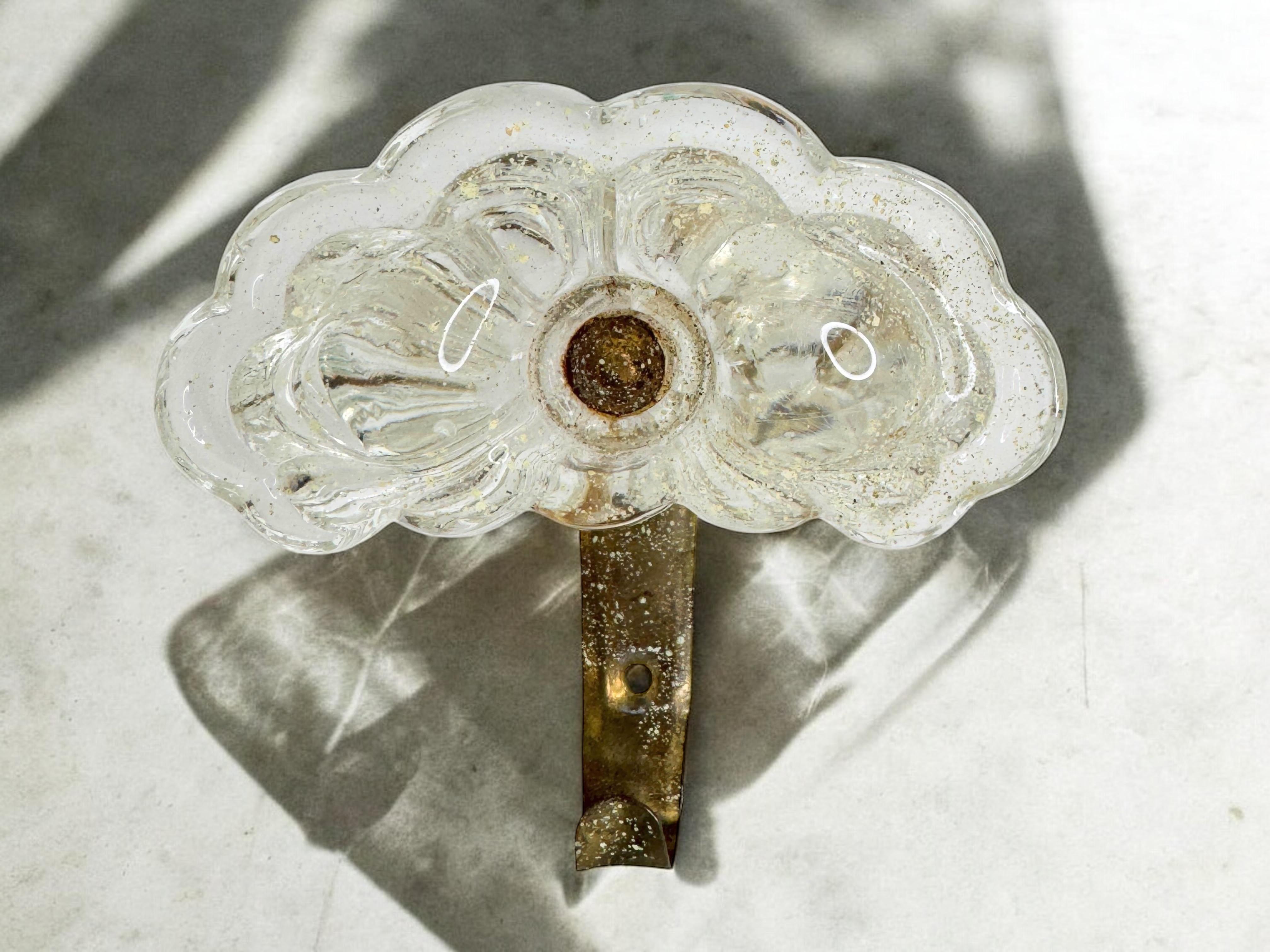 Set di tre appendiabiti da parete, vetro di Murano e ottone, metà del secolo scorso, 1950 in vendita 4