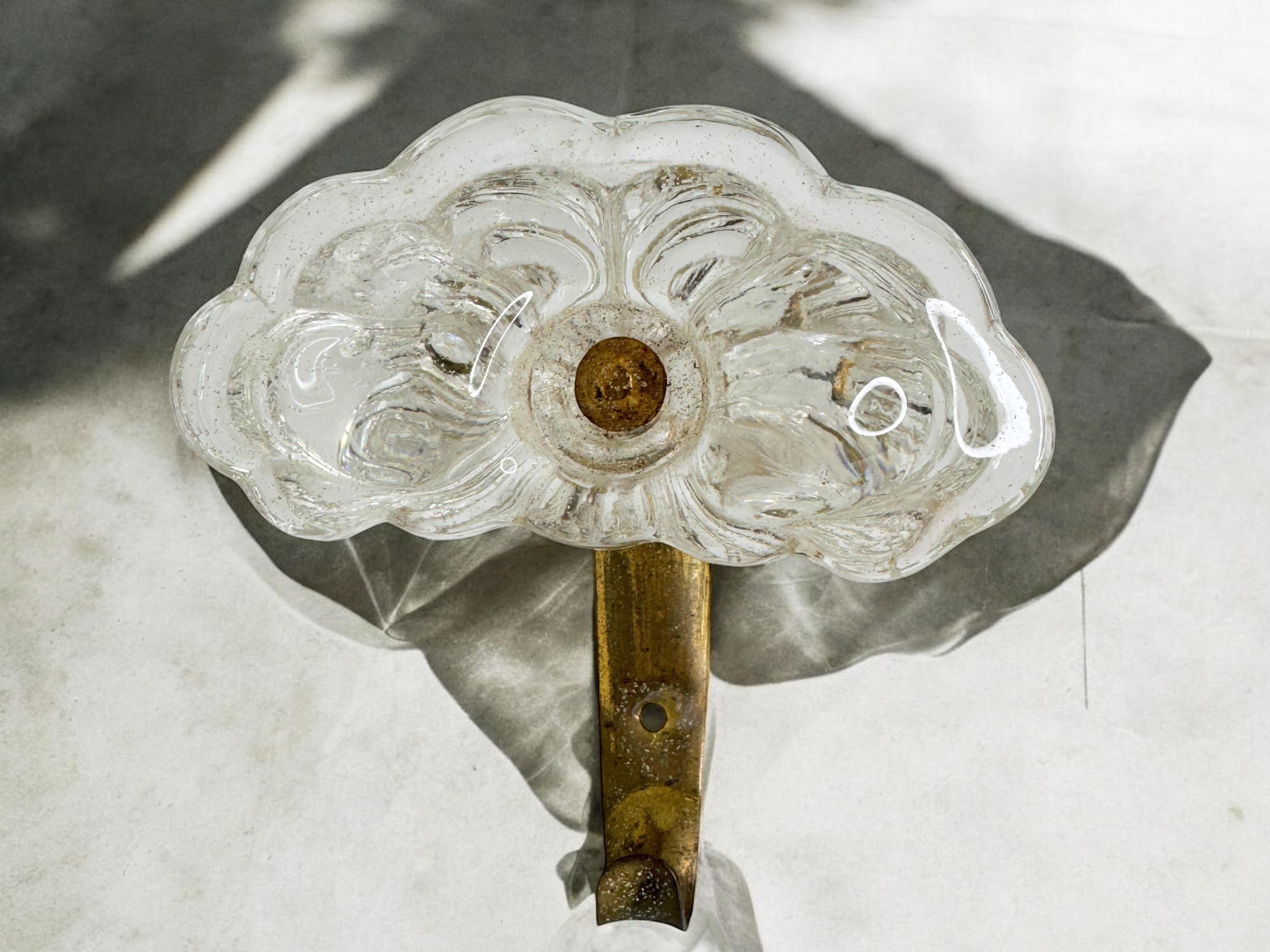 Set di tre appendiabiti da parete, vetro di Murano e ottone, metà del secolo scorso, 1950 in vendita 5