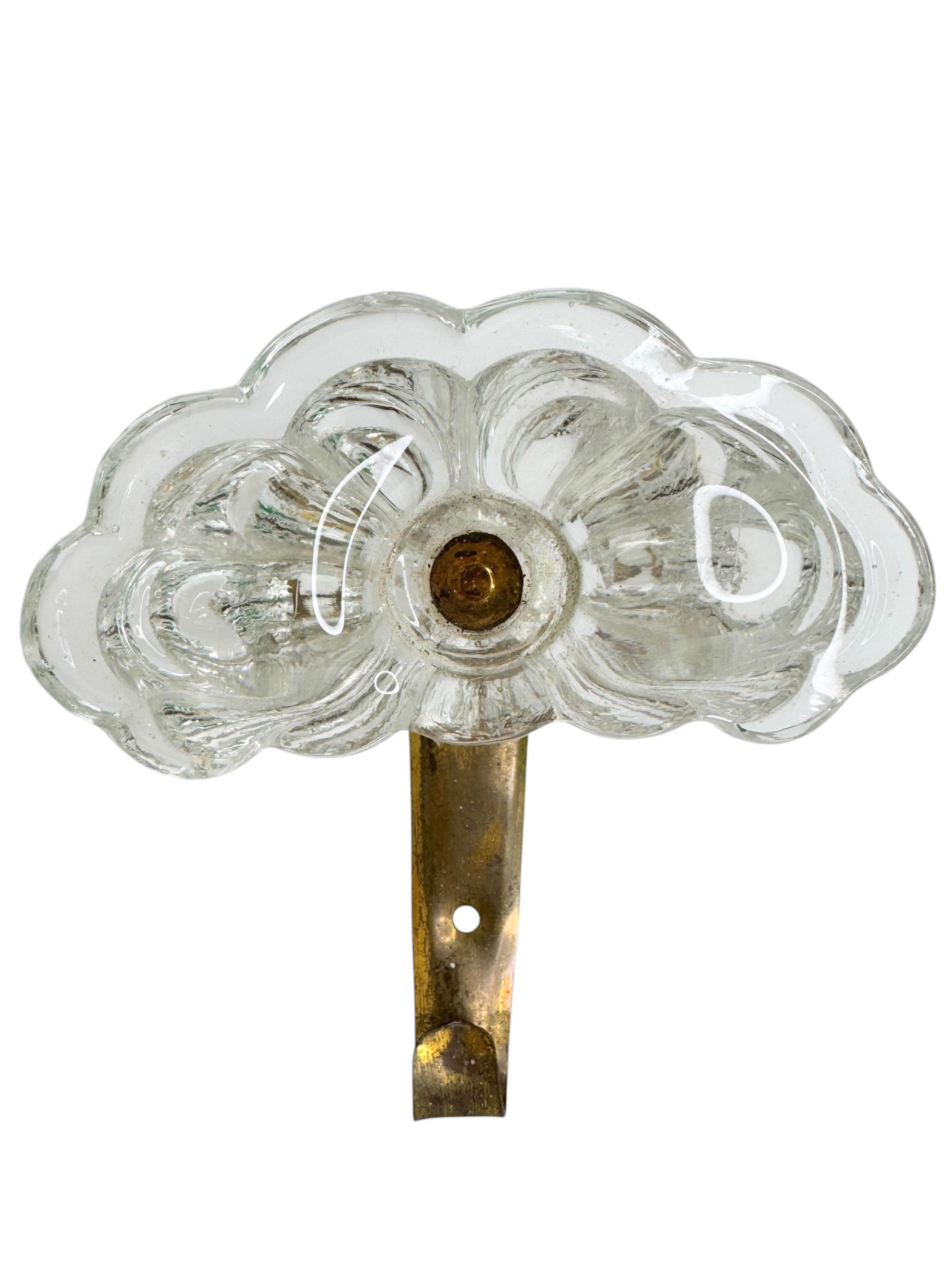 Un set di tre ganci da parete, realizzati negli anni '1950. Sono realizzati in ottone e lucite. Usura d'uso, bella patina, alcuni segni d'uso ma si tratta di vecchiaia. Trovato in una vendita immobiliare a Modena, Italia. Una bella aggiunta per