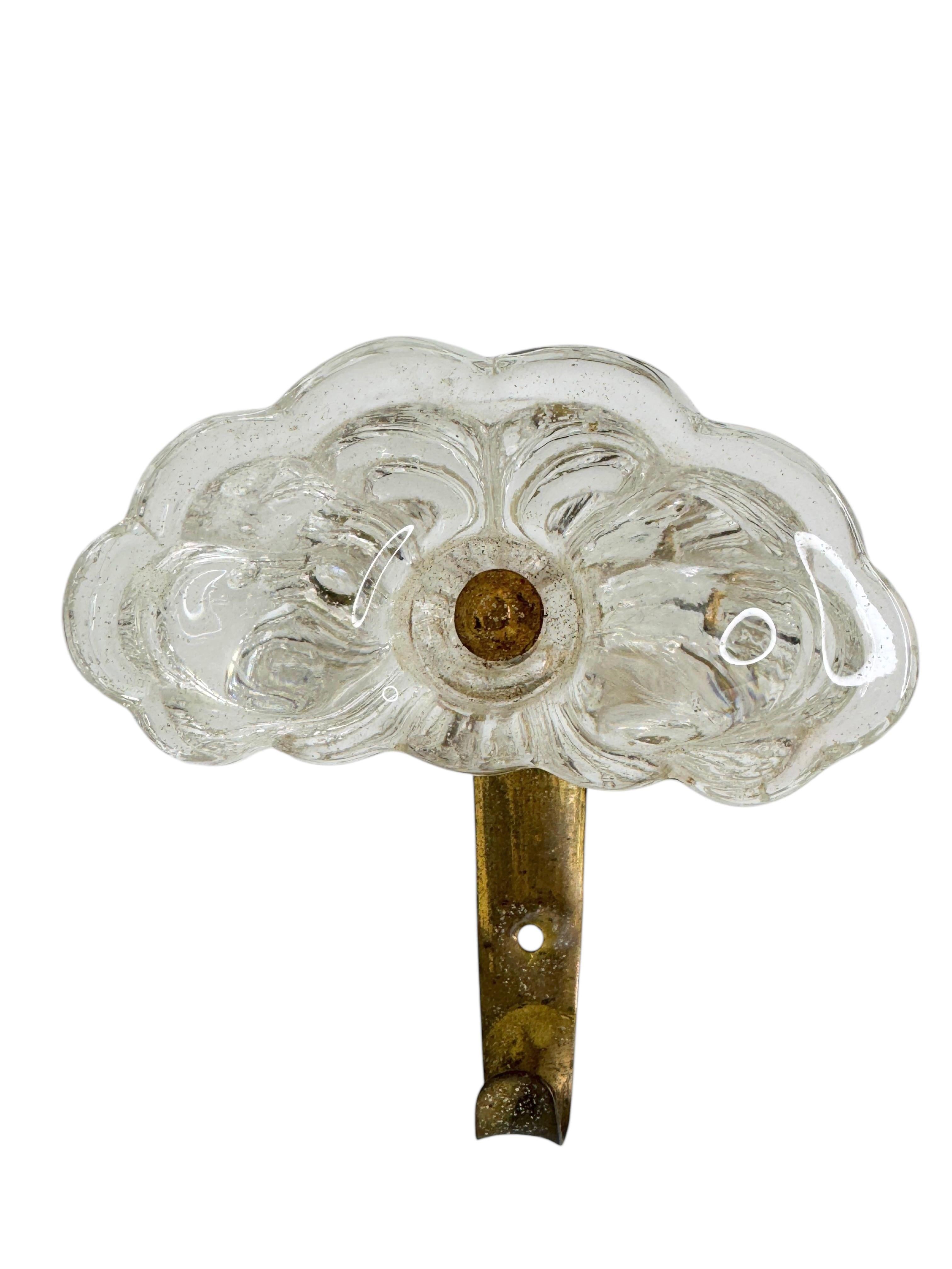 Italiano Set di tre appendiabiti da parete, vetro di Murano e ottone, metà del secolo scorso, 1950 in vendita