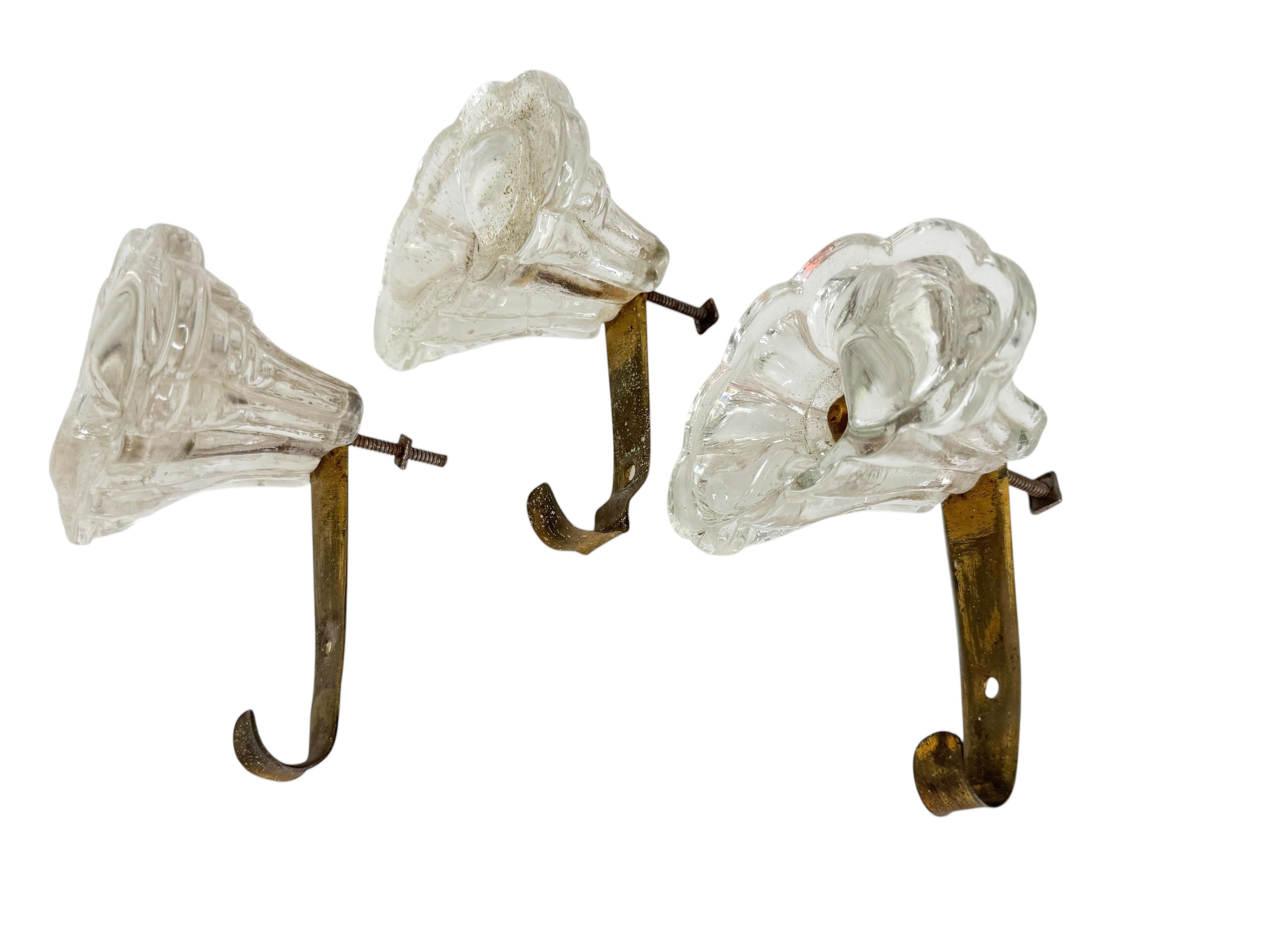 Set di tre appendiabiti da parete, vetro di Murano e ottone, metà del secolo scorso, 1950 In condizioni buone in vendita a Nuernberg, DE
