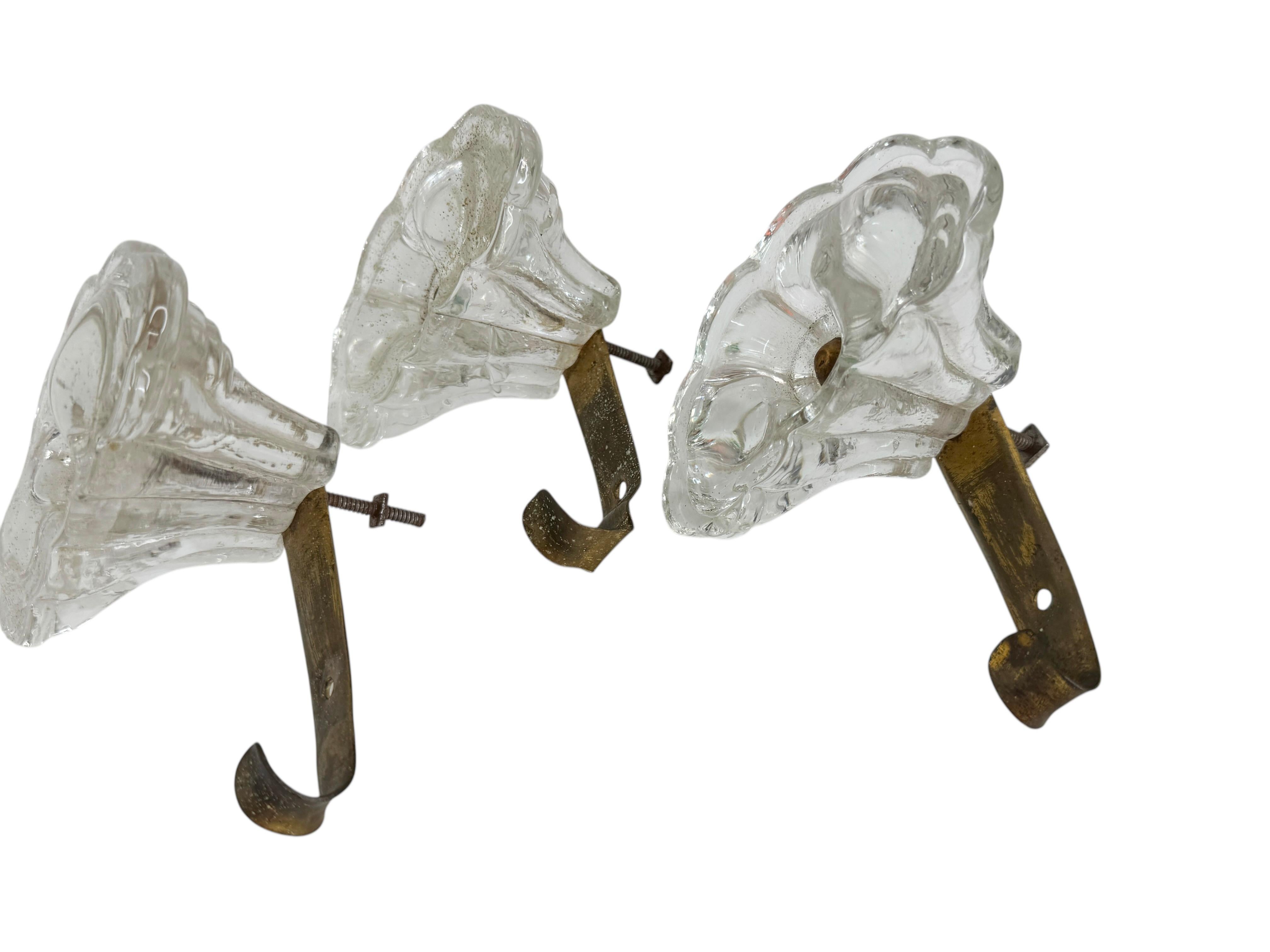 XX secolo Set di tre appendiabiti da parete, vetro di Murano e ottone, metà del secolo scorso, 1950 in vendita