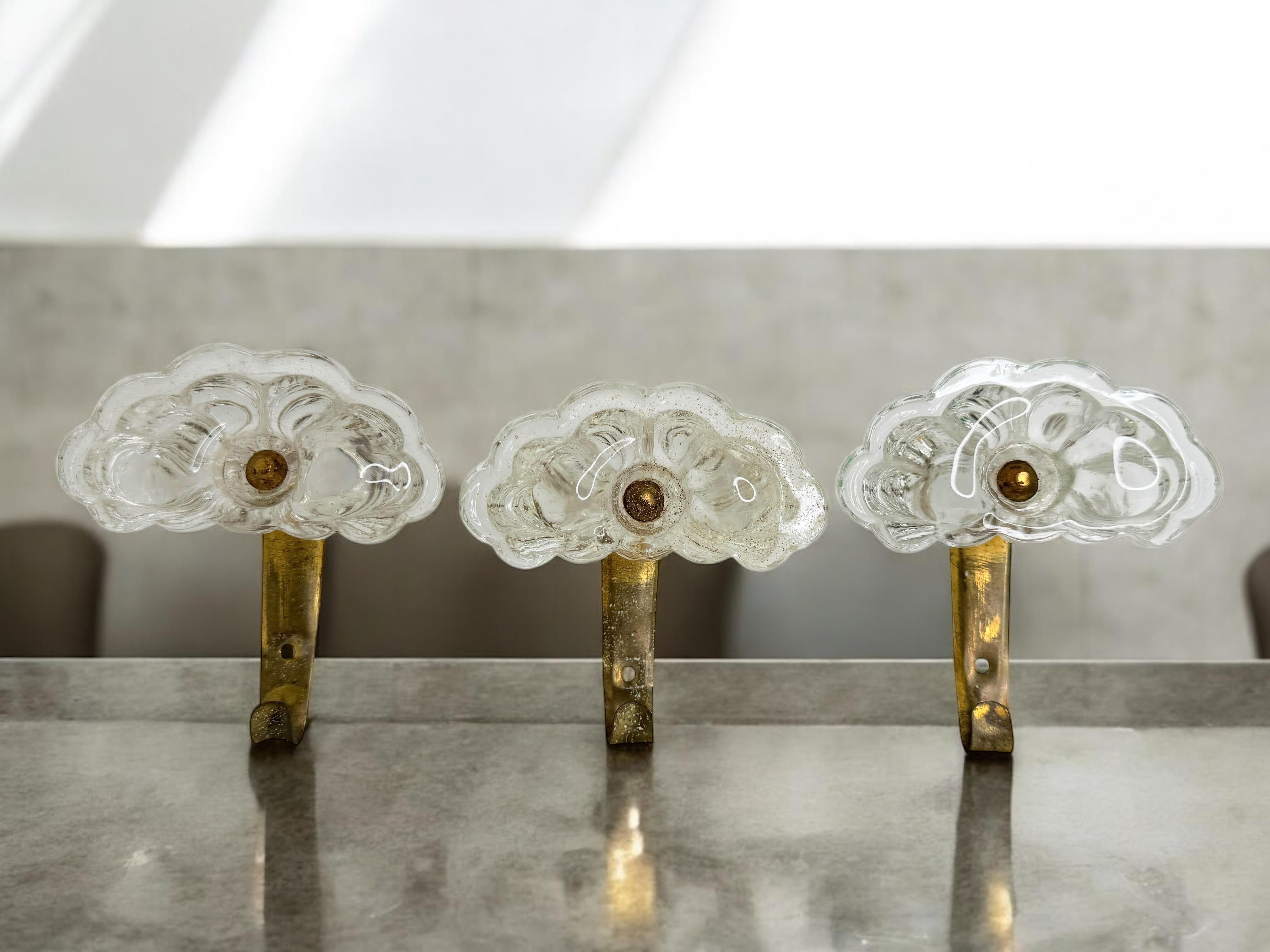 Set di tre appendiabiti da parete, vetro di Murano e ottone, metà del secolo scorso, 1950 in vendita 2