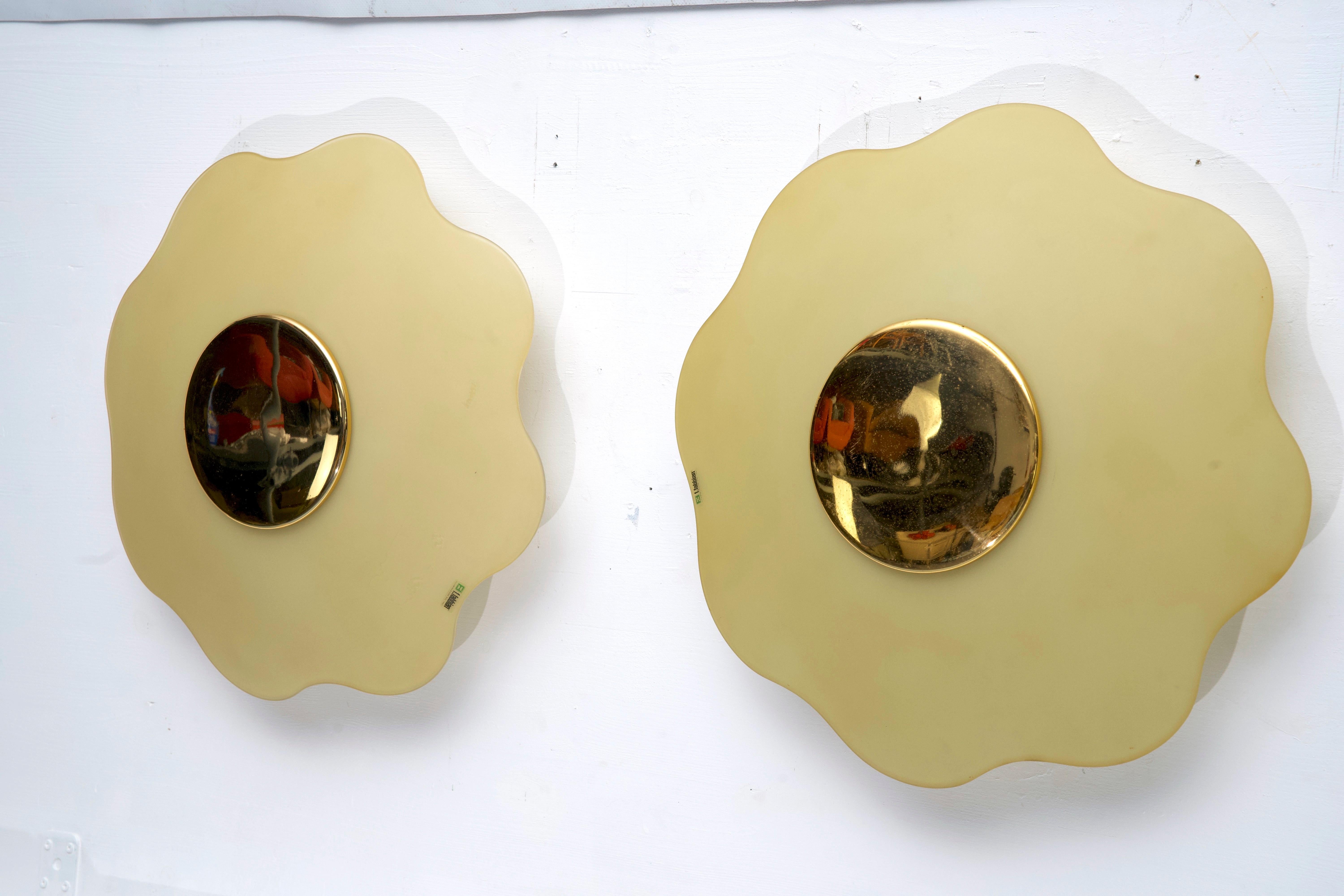 Set of three wall lamps by Fabbian in murano glass and brass. Italy 1970s For Sale 4