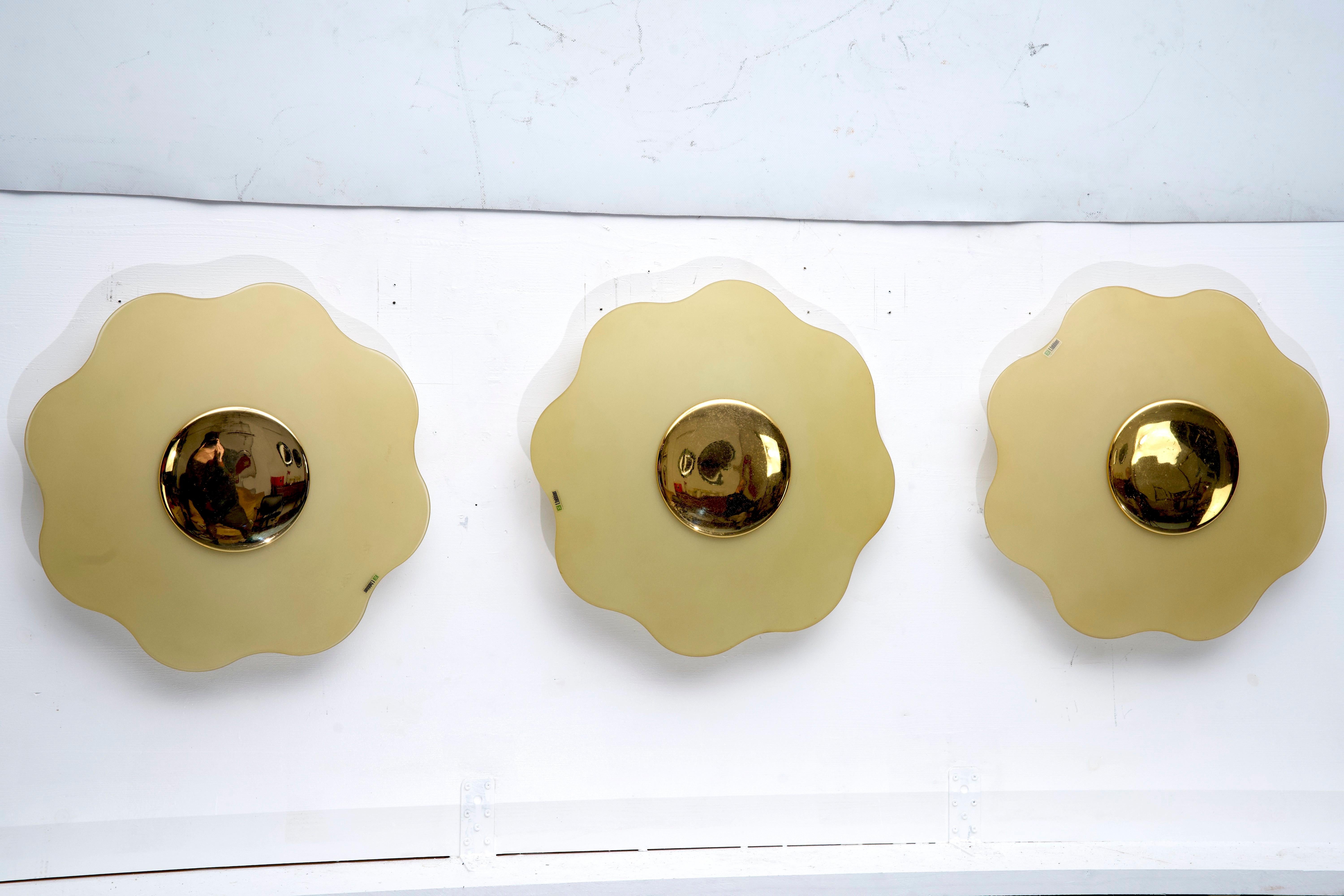 Set of three wall lamps by Fabbian in murano glass and brass. Italy 1970s For Sale 5