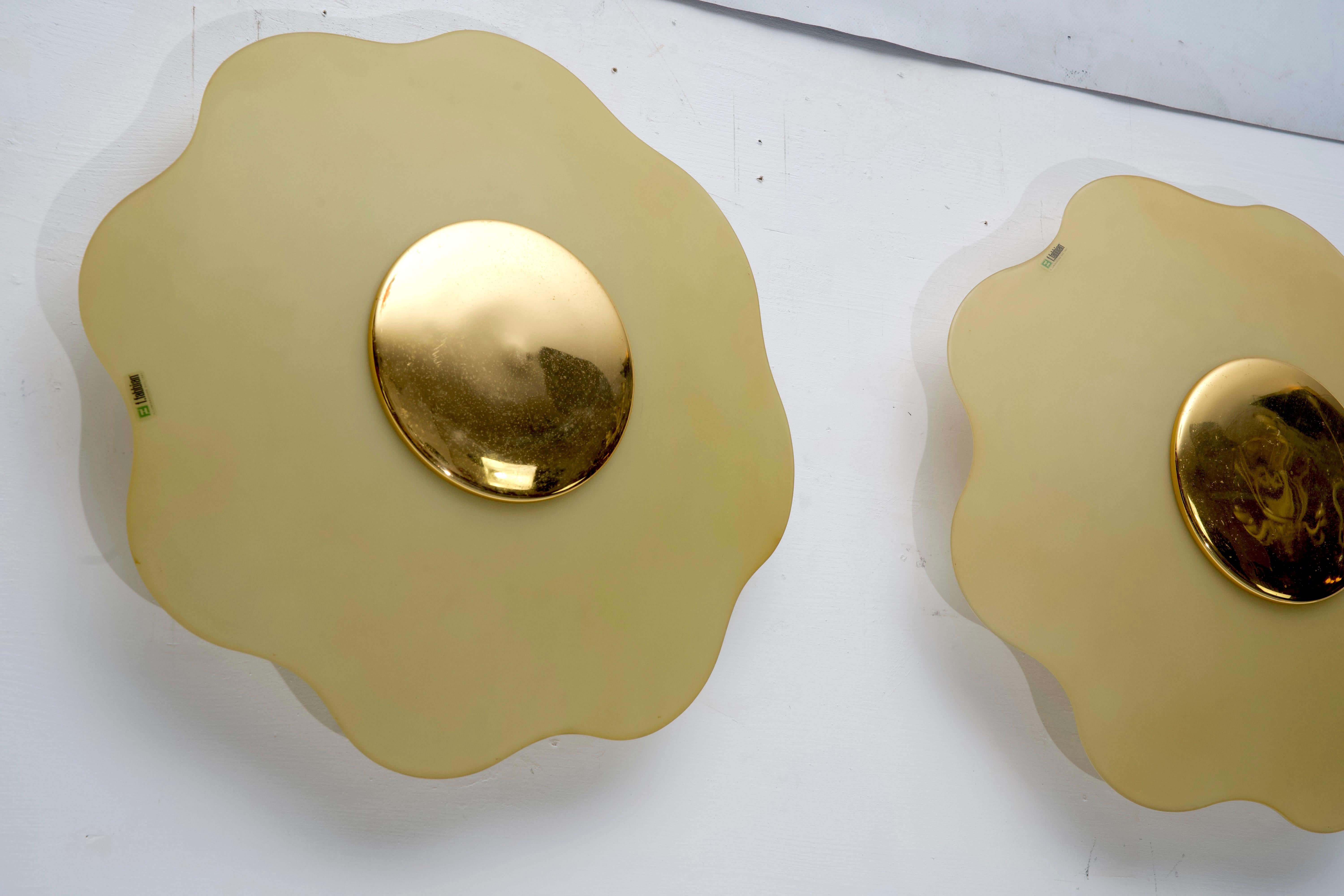 Set of three wall lamps by Fabbian in murano glass and brass. Italy 1970s For Sale 8