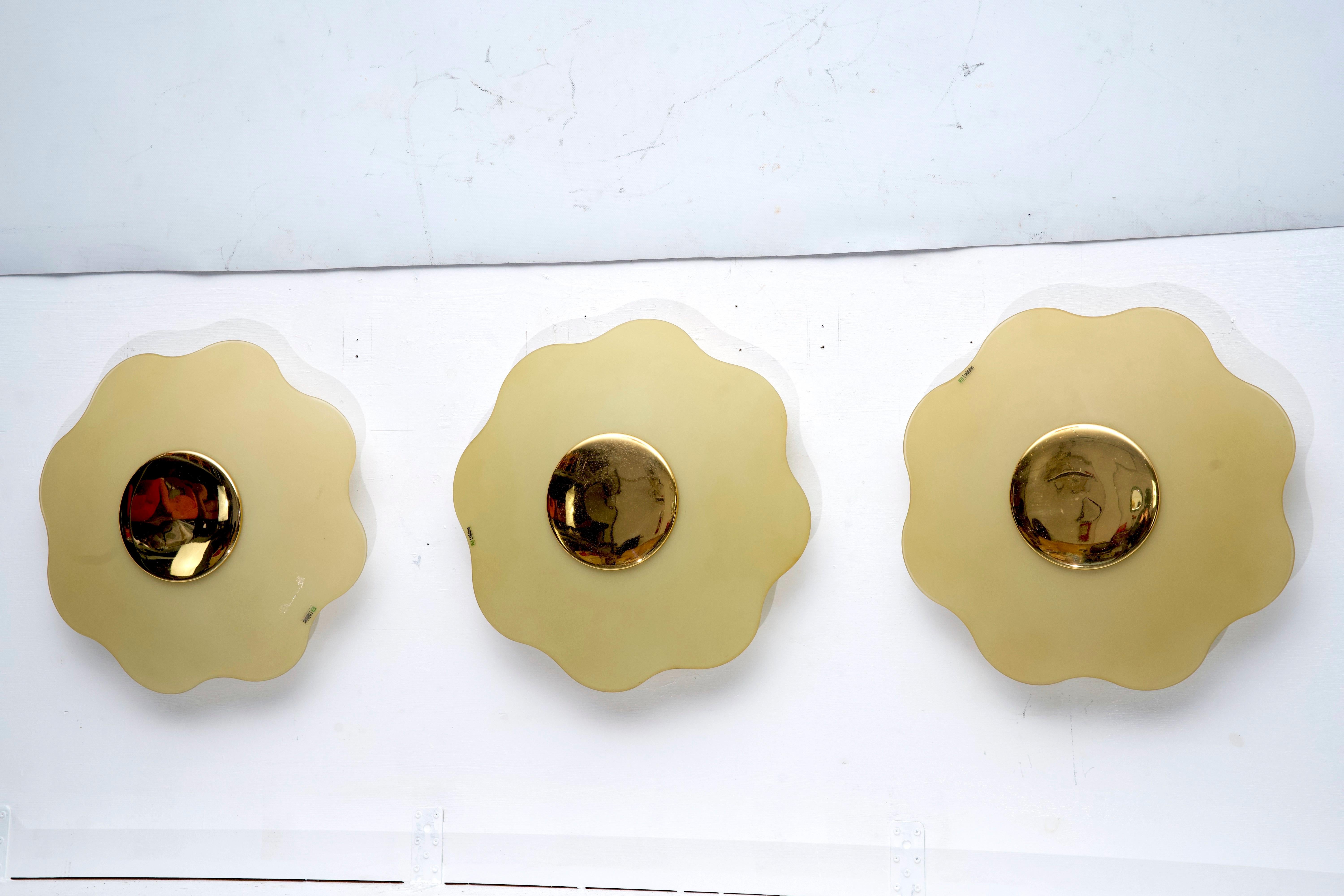 Mid-Century Modern Set of three wall lamps by Fabbian in murano glass and brass. Italy 1970s For Sale