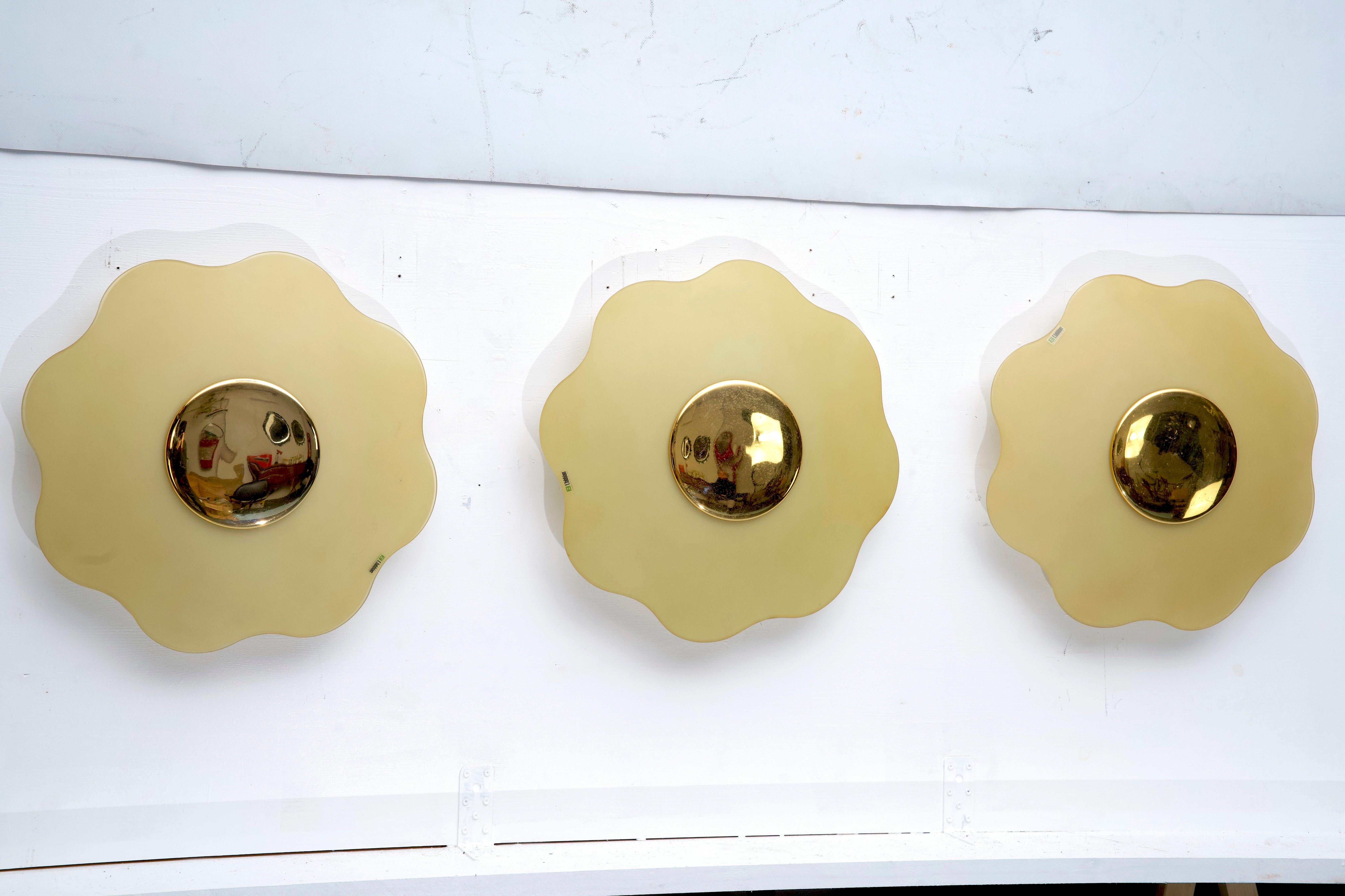 Italian Set of three wall lamps by Fabbian in murano glass and brass. Italy 1970s For Sale