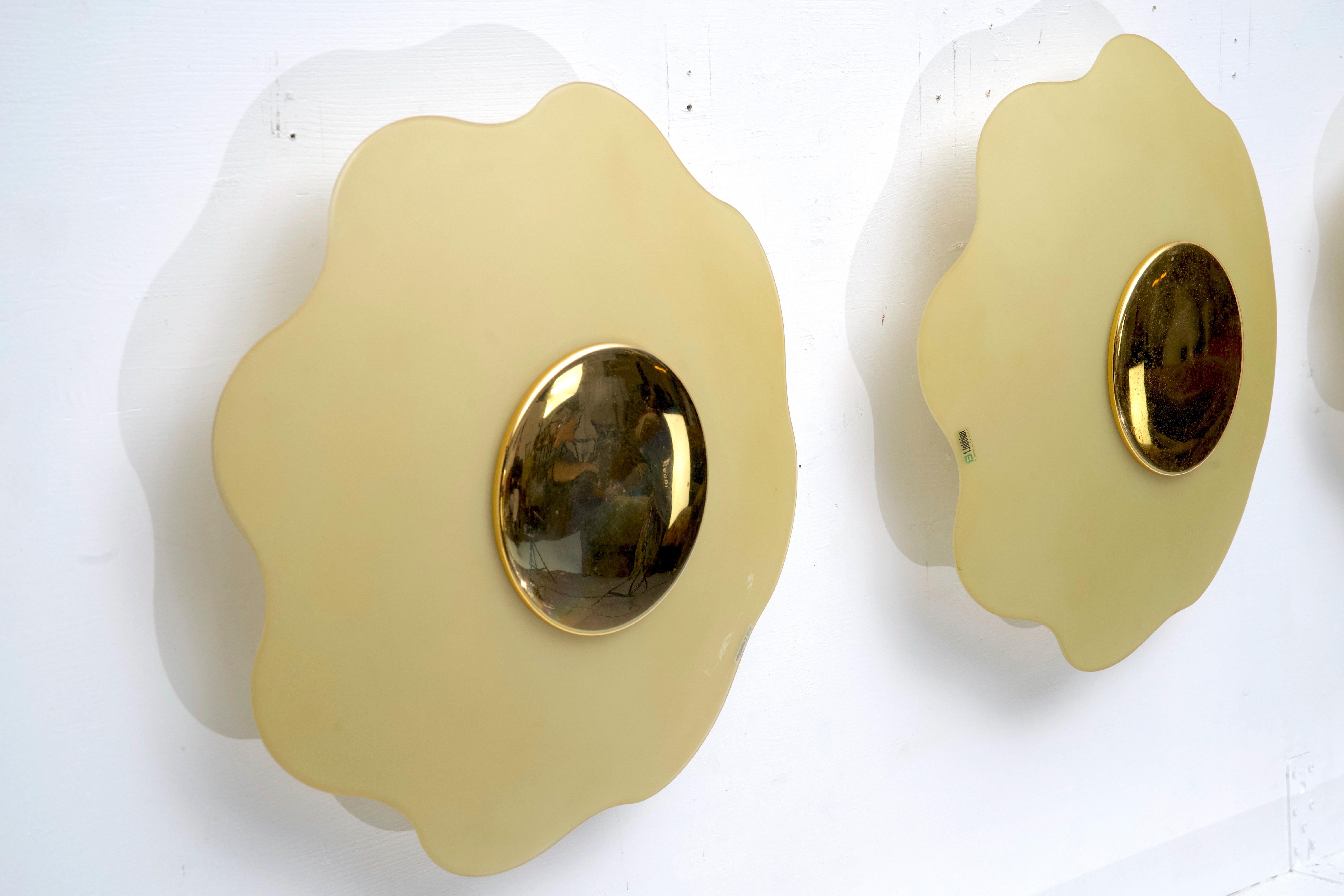 Set of three wall lamps by Fabbian in murano glass and brass. Italy 1970s In Good Condition For Sale In Catania, CT