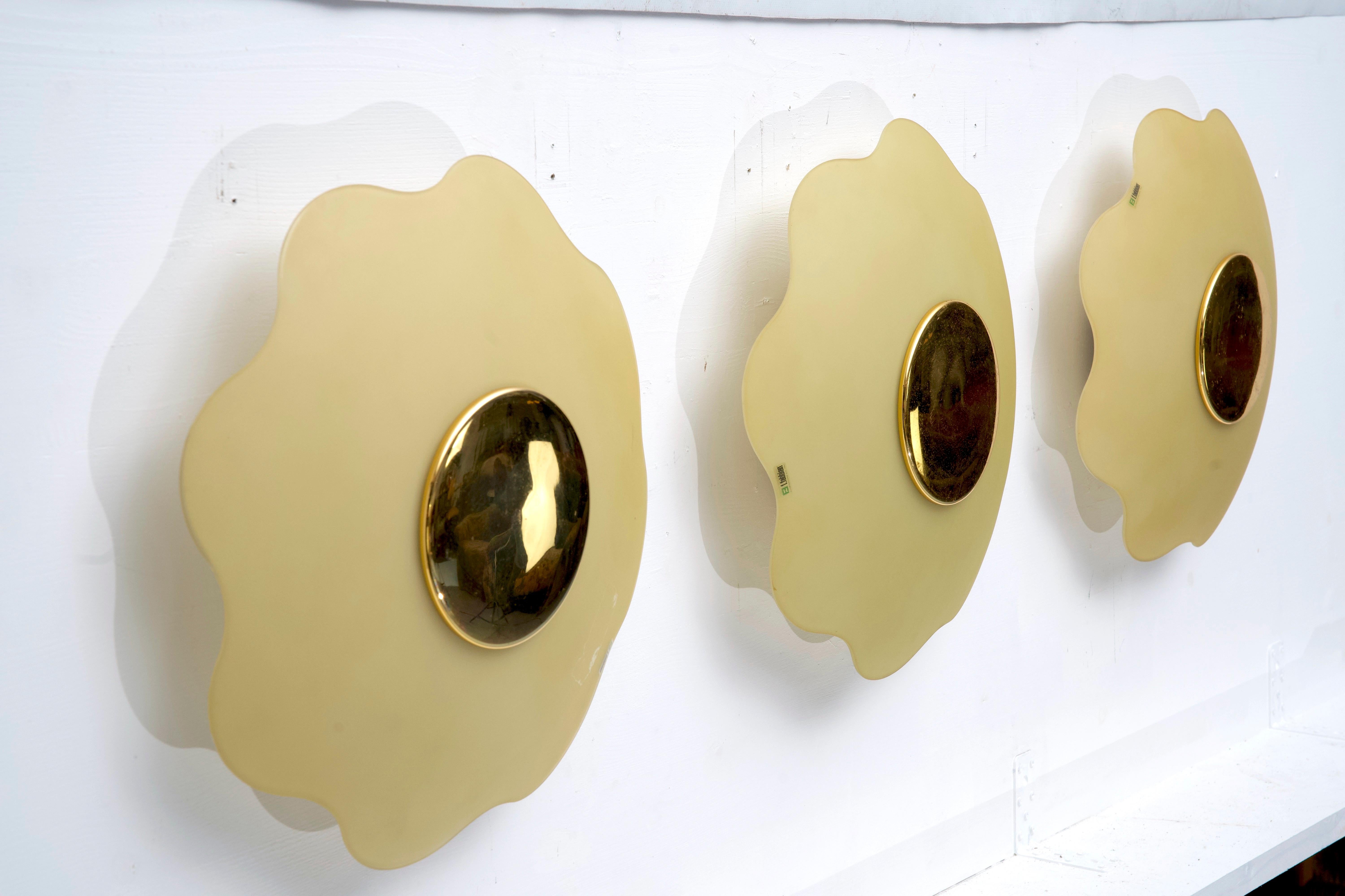 20th Century Set of three wall lamps by Fabbian in murano glass and brass. Italy 1970s For Sale
