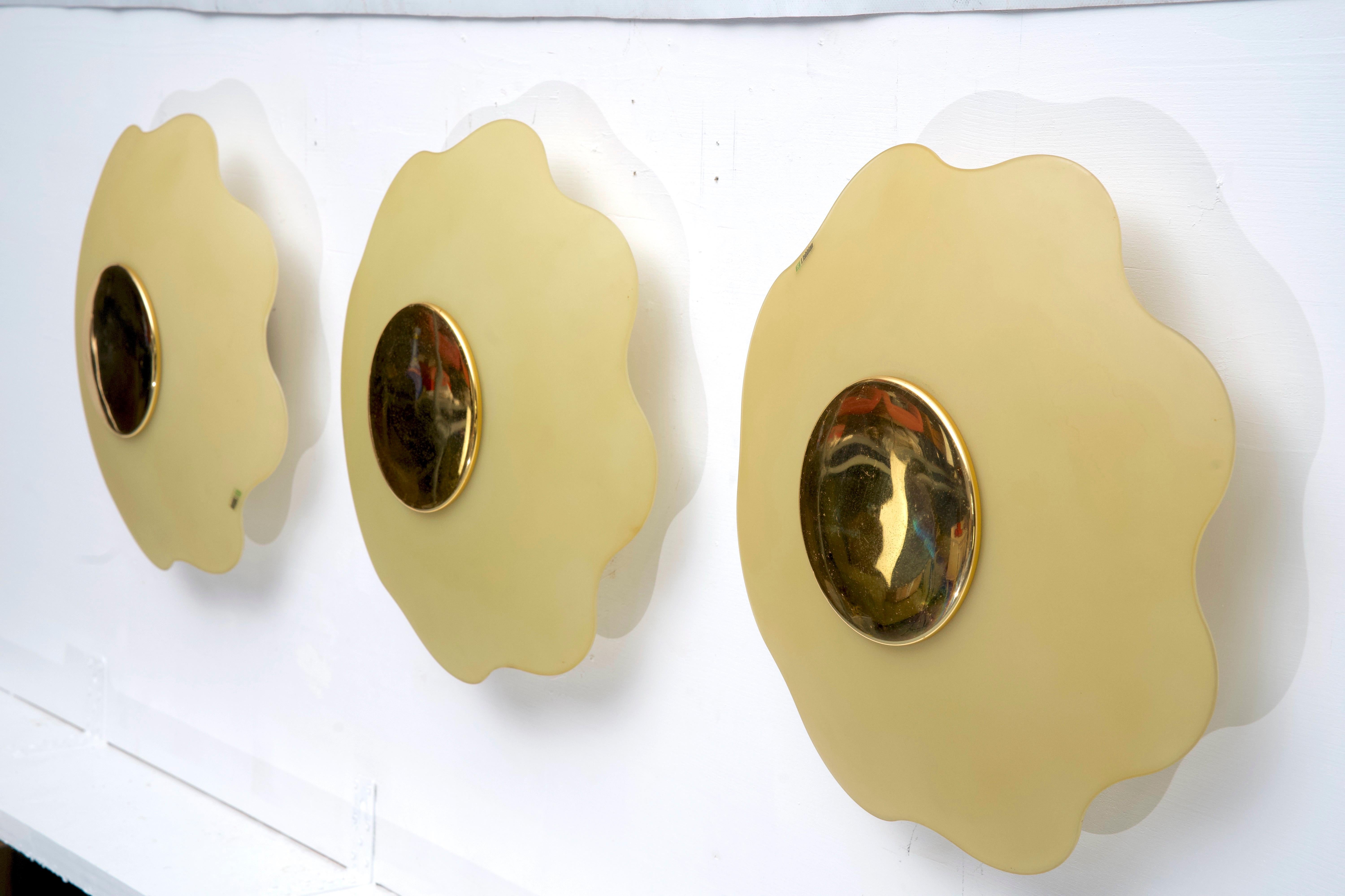 Set of three wall lamps by Fabbian in murano glass and brass. Italy 1970s For Sale 1