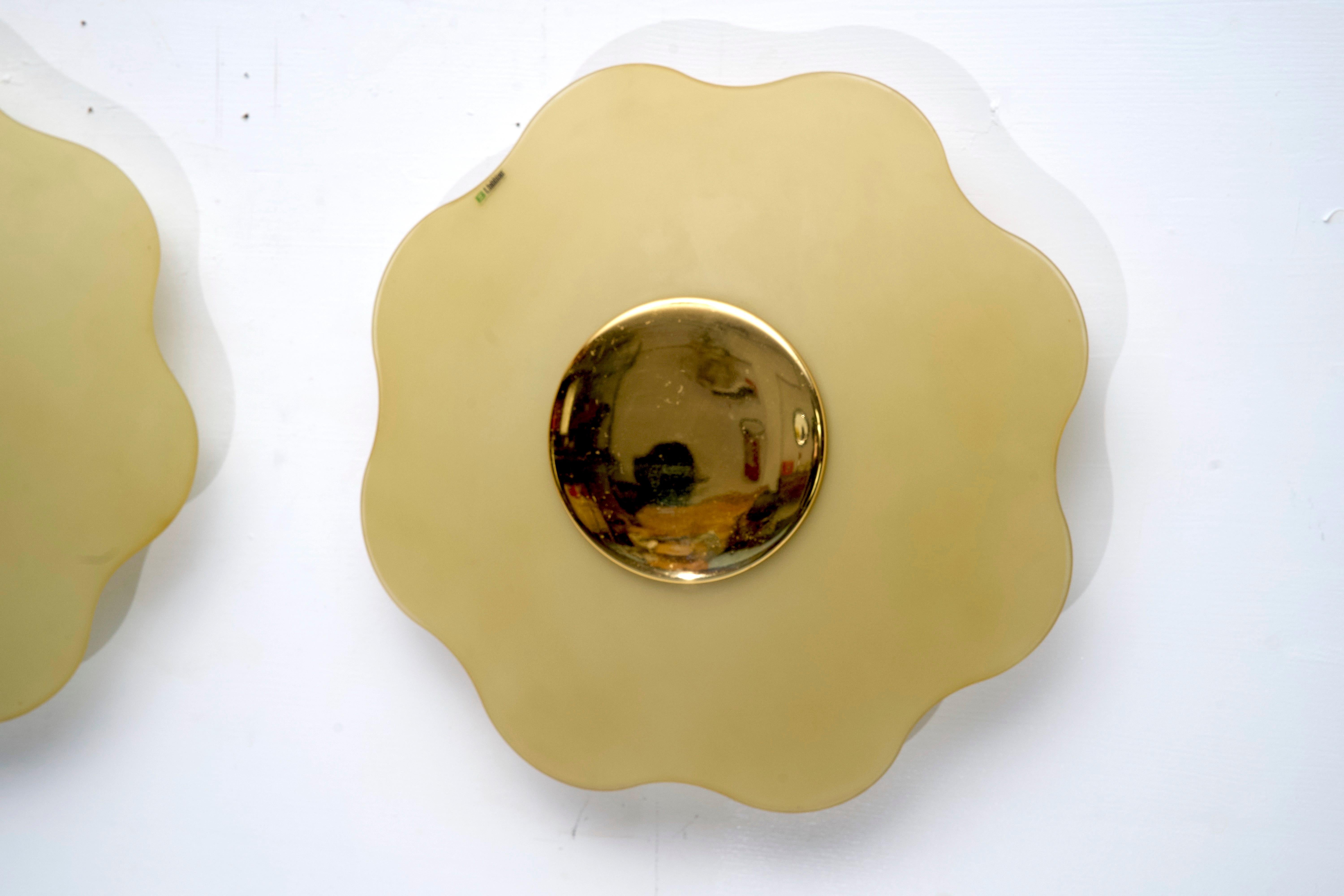 Set of three wall lamps by Fabbian in murano glass and brass. Italy 1970s For Sale 2