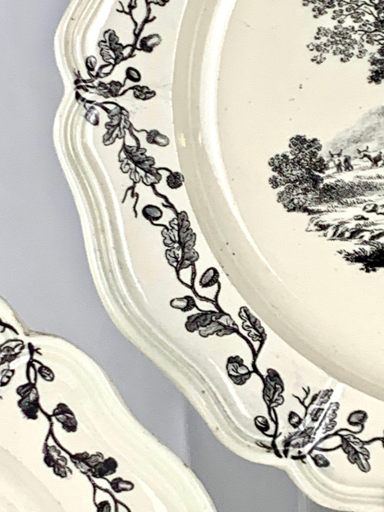 Set di tre piatti Wedgwood Creamware con stampe di paesaggi Inghilterra 18° secolo In condizioni ottime in vendita a Katonah, NY