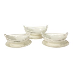 Dreiteiliges Set aus Wedgwood-Creamware-Körben mit durchbrochenem Muster und Ständern, um 1790–1810