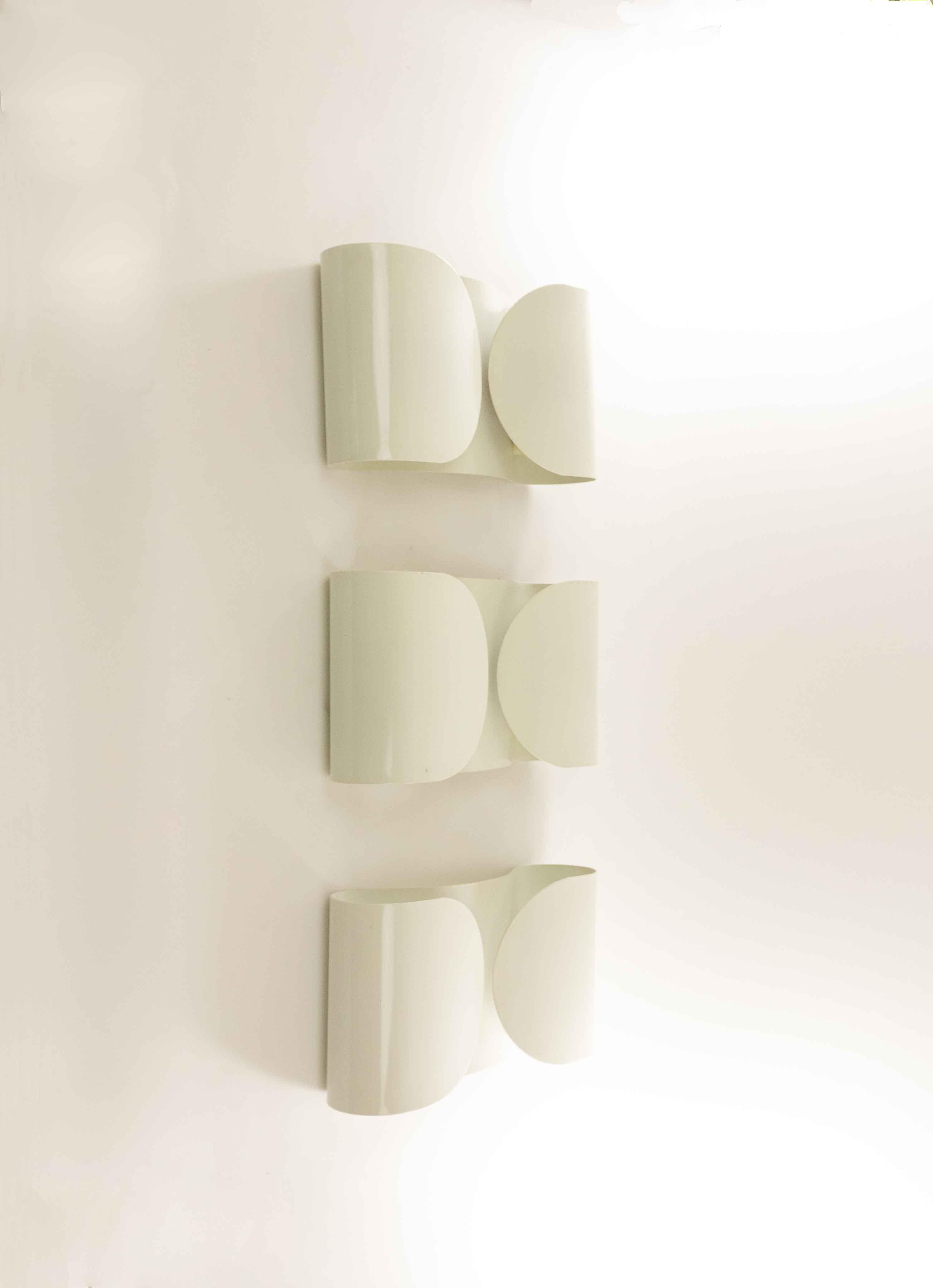 Three original Foglio wall lamps designed by Tobia Scarpa for Flos in 1966. These off-white enameled lamps with their organic shapes create warm ambient light.

The price is for the set.

This piece is described in the Repertorio del Design